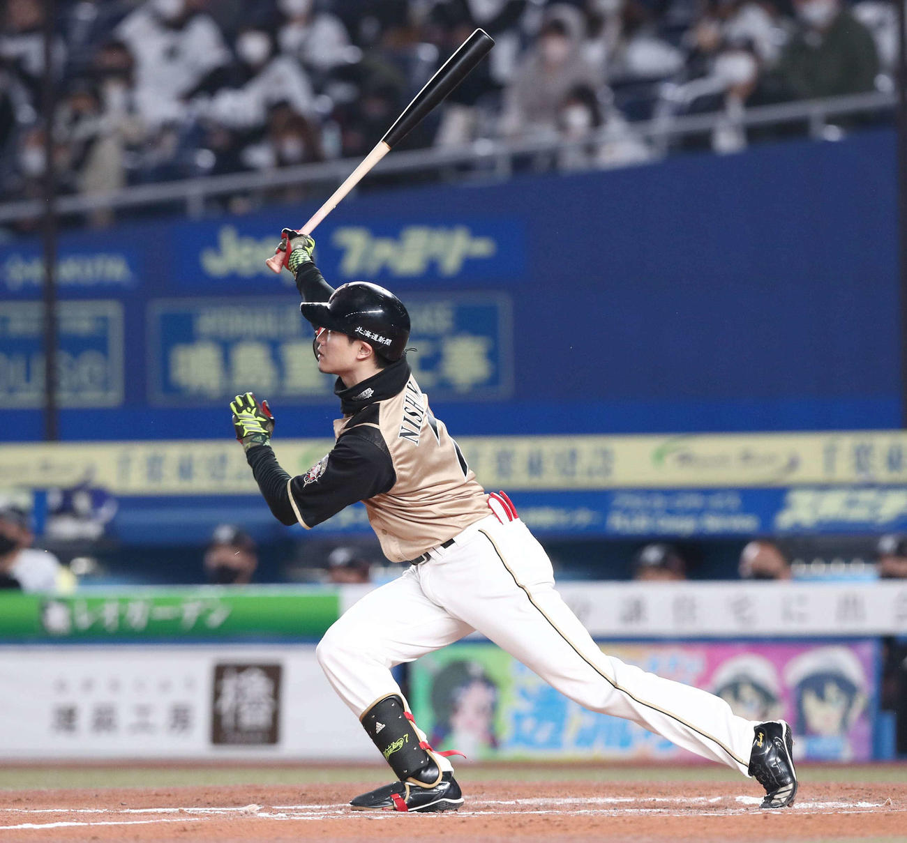 ロッテ対日本ハム　6回表日本ハム2死三塁、右翼線に適時二塁打を放つ西川（撮影・黒川智章）