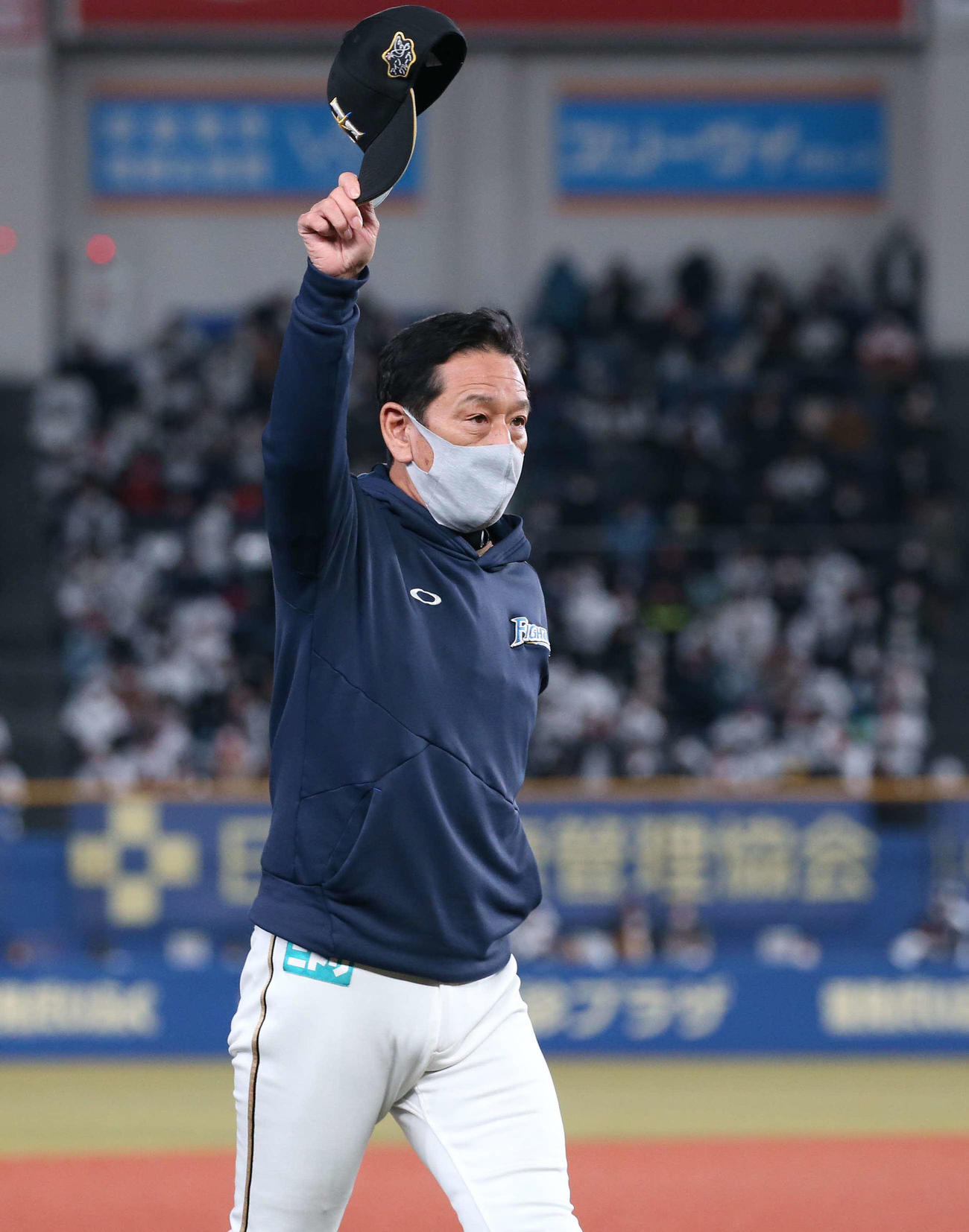 ロッテ対日本ハム　試合後、スタンドに手を振る栗山監督（撮影・黒川智章）