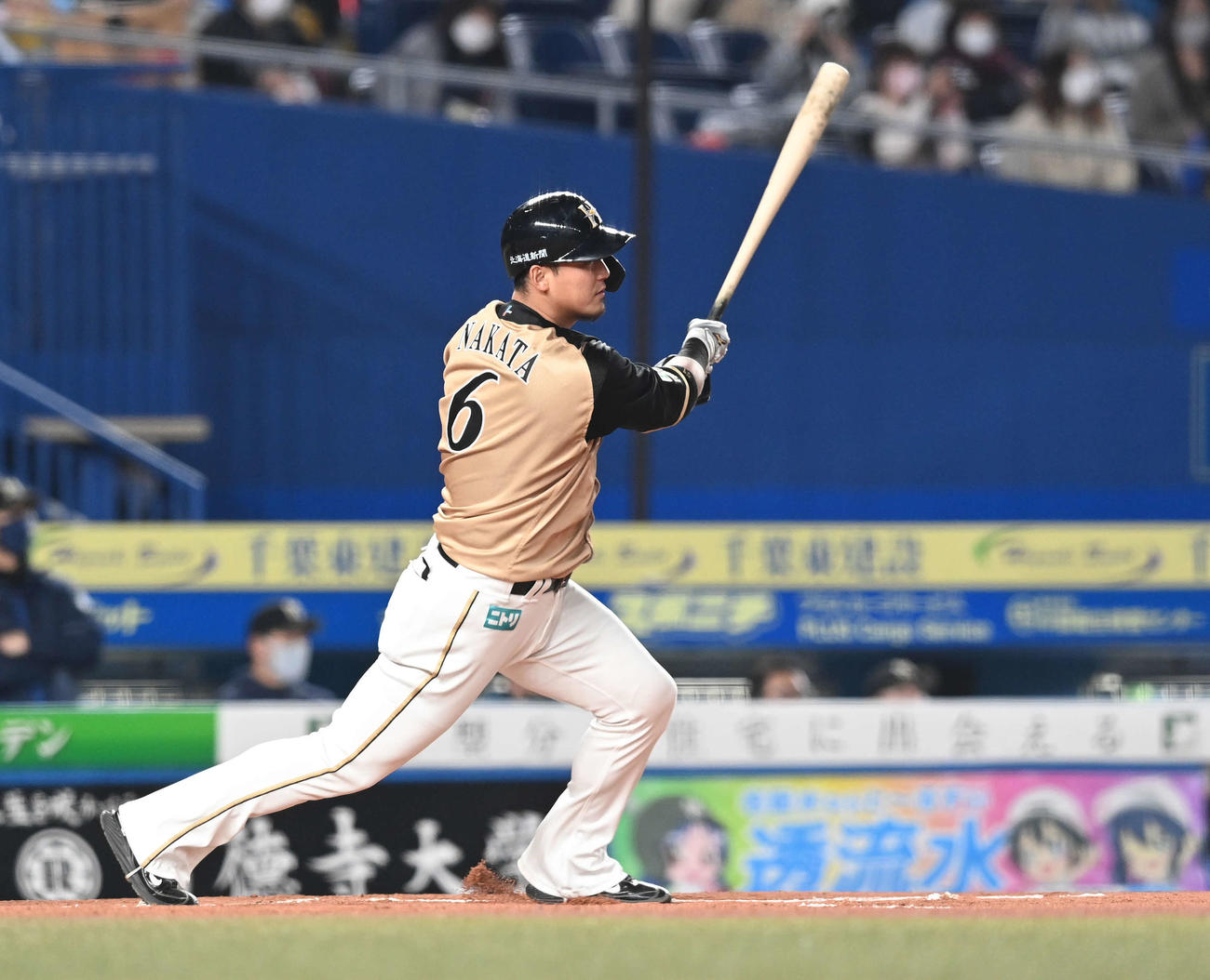 ロッテ対日本ハム　1回表日本ハム1死一、三塁、先制の中前適時打を放つ中田（撮影・鈴木みどり）