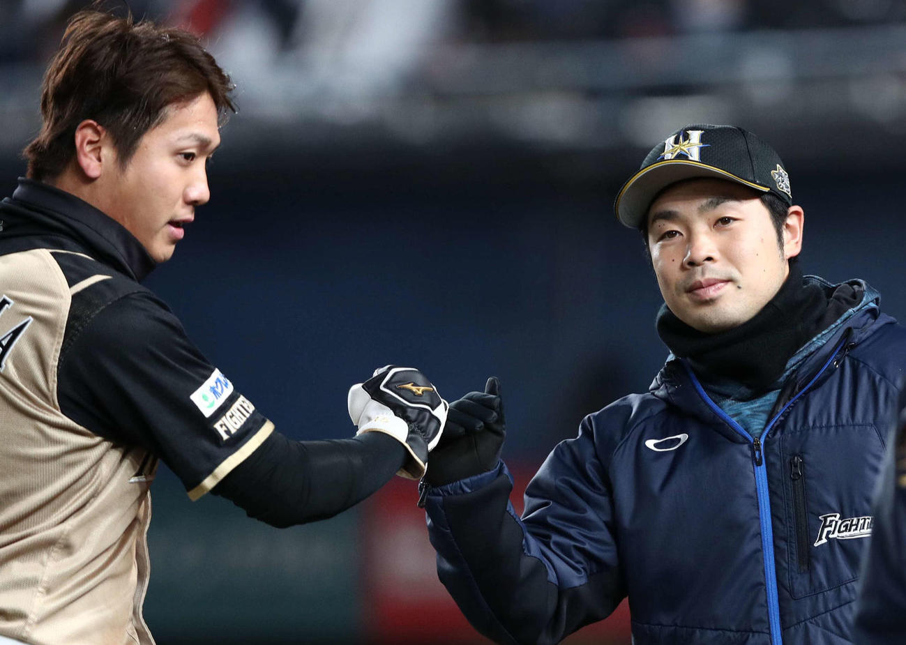 ロッテ対日本ハム　ナインを出迎える近藤（撮影・黒川智章）
