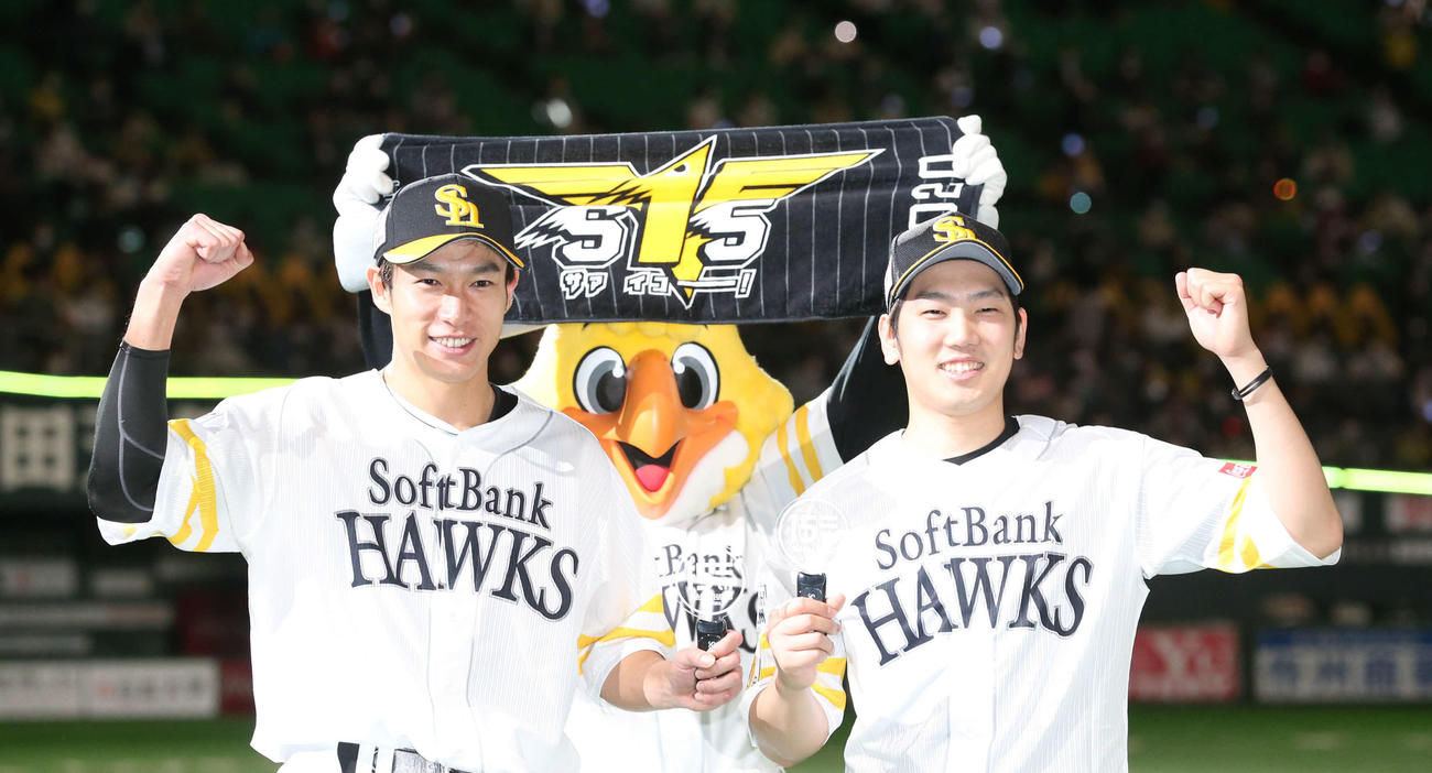 ソフトバンク柳田悠岐（左）と石川柊太（2020年10月23日撮影）