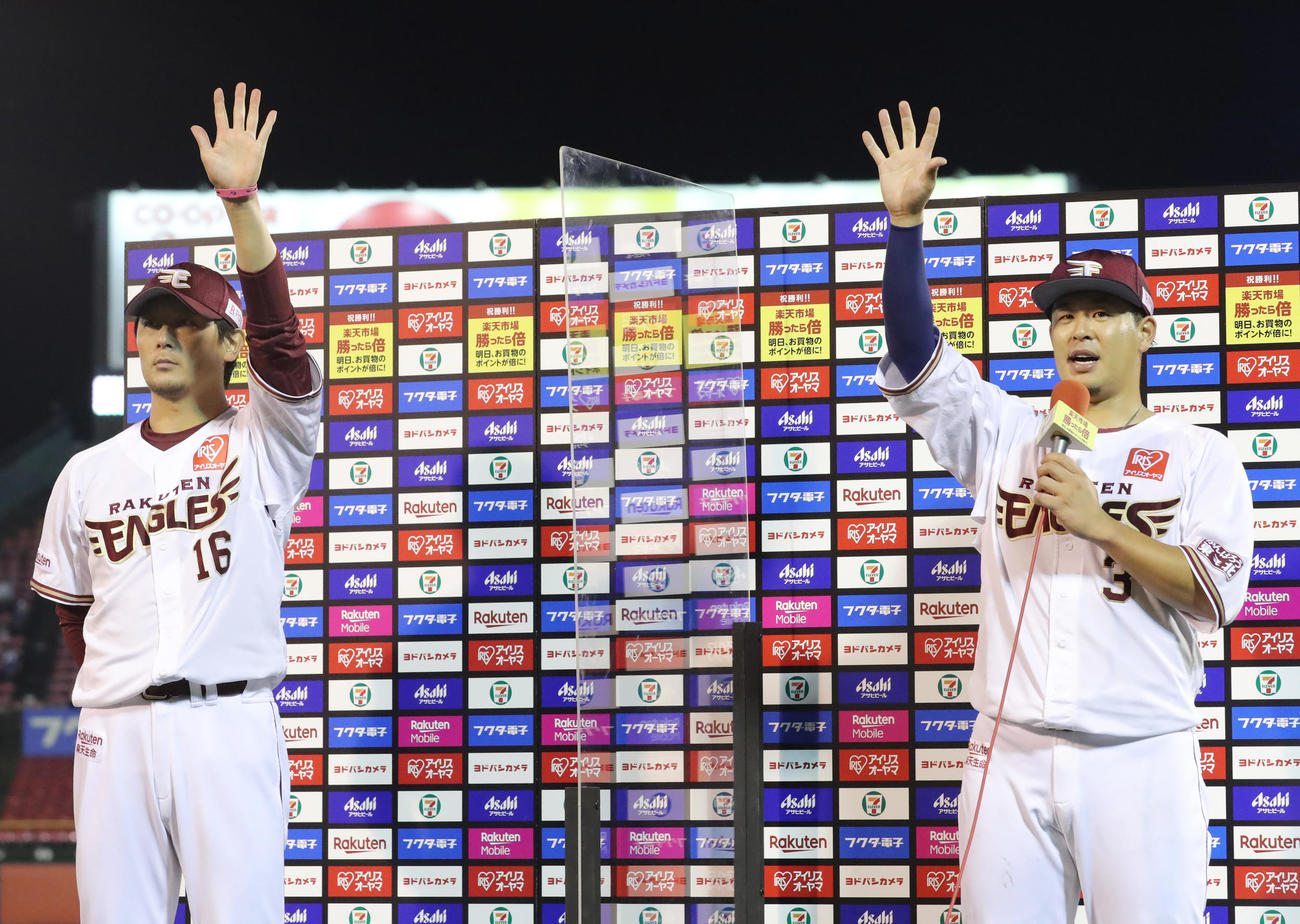 楽天涌井秀章（左）と浅村栄斗（2020年9月23日撮影）