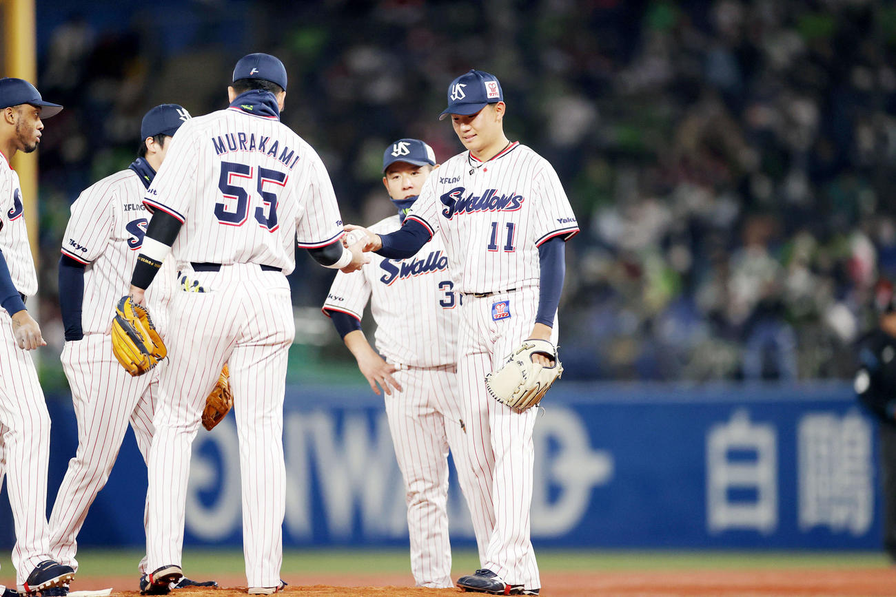 ヤクルト対広島　3回表途中、降板を告げられ、村上（左）にボールを渡す奥川（撮影・狩俣裕三）