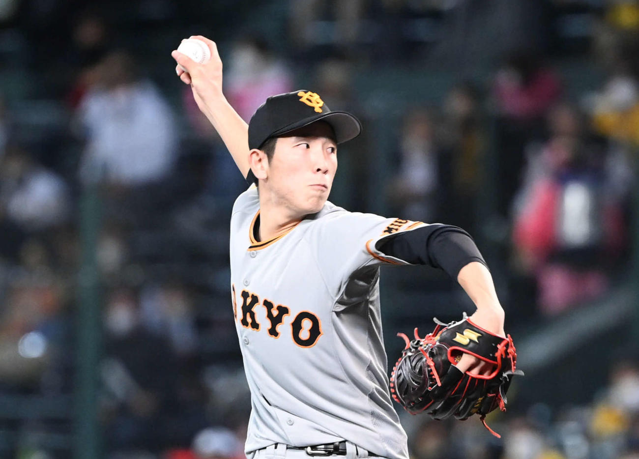 阪神対巨人　巨人2番手で登板する戸郷（撮影・山崎安昭）