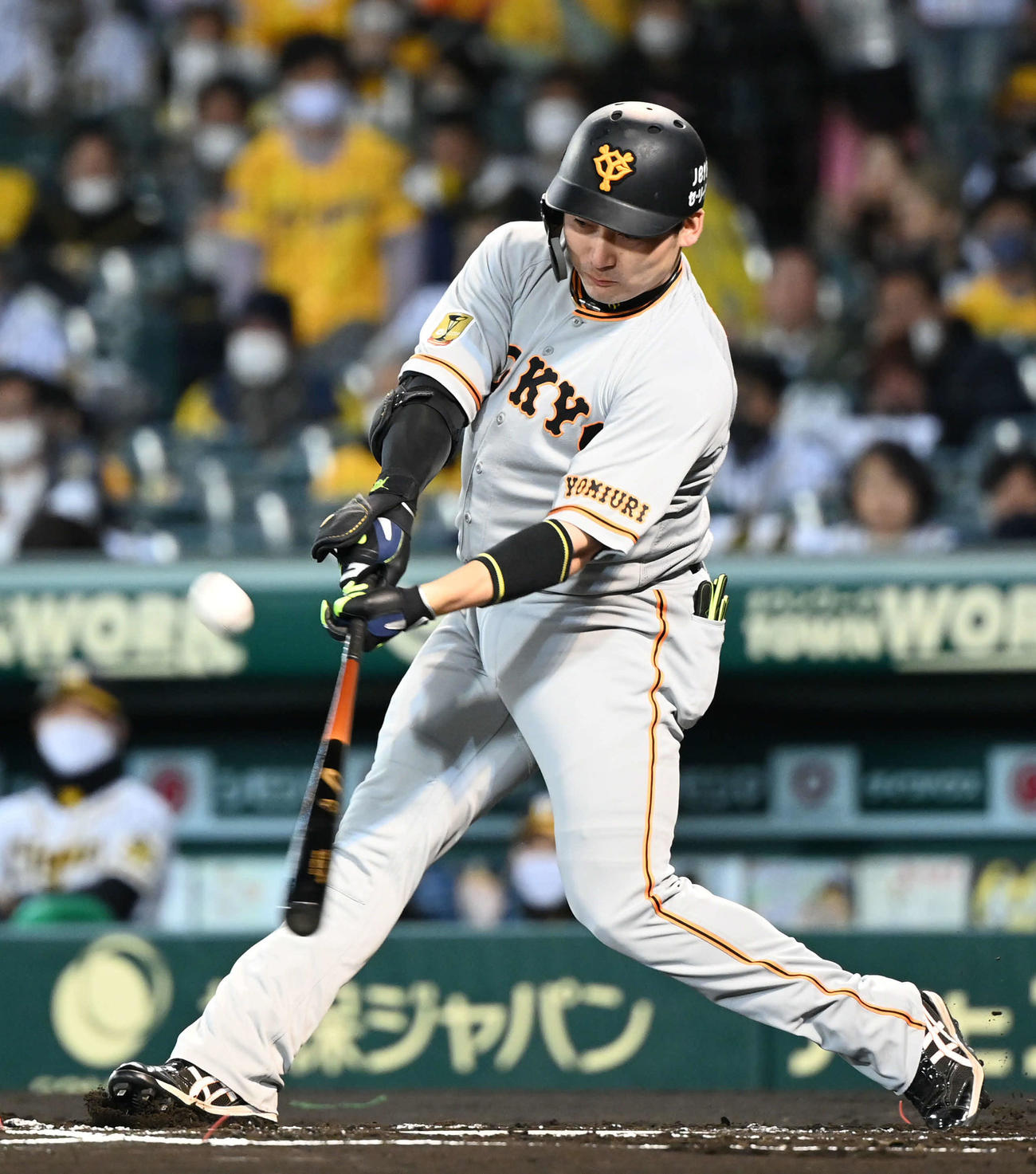 阪神対巨人　1回表巨人1死一、三塁、丸は左適時二塁打を放つ（撮影・山崎安昭）