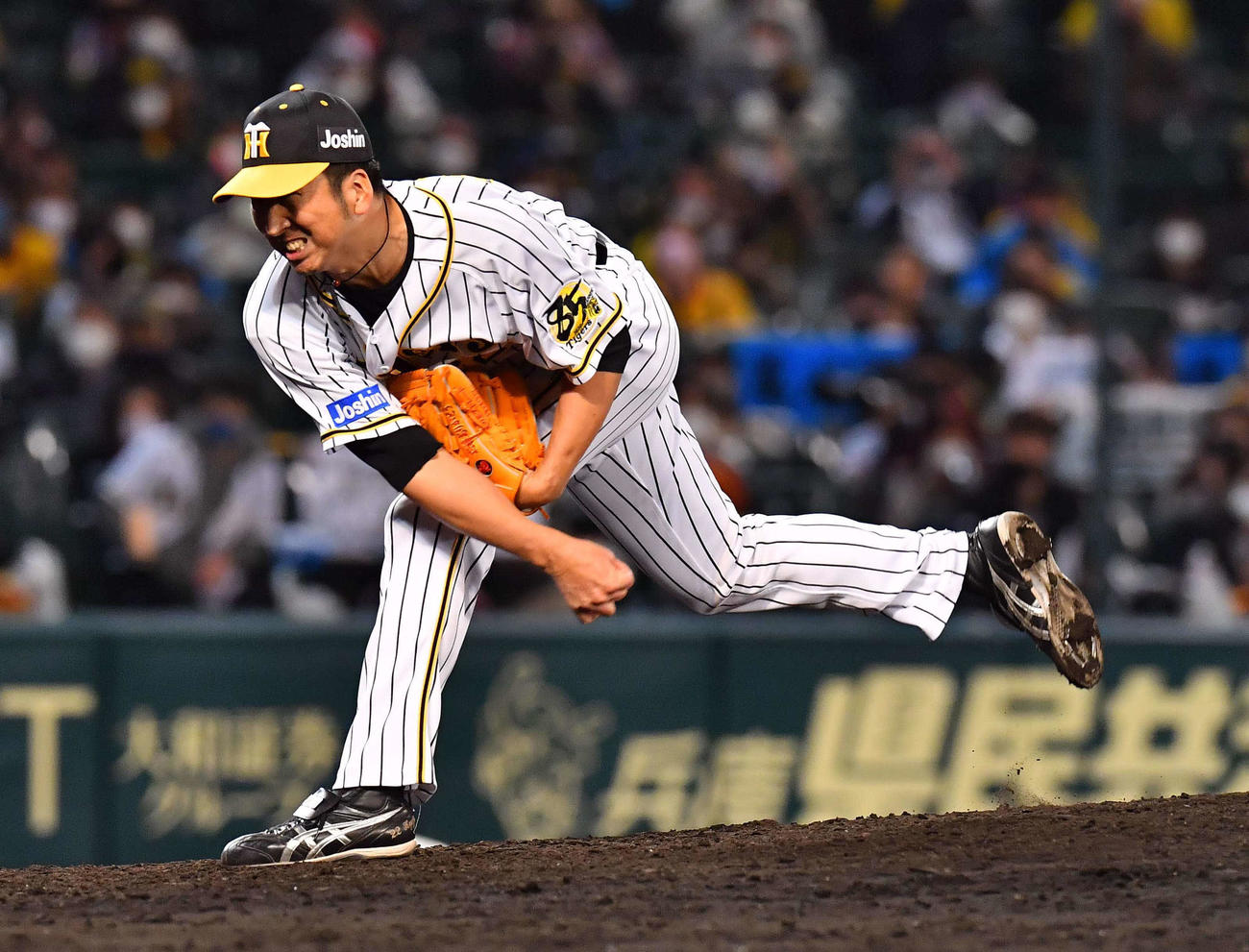 阪神対巨人　引退試合で9回に登板する藤川（撮影・上田博志）