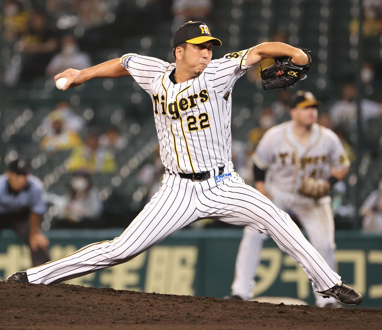 9回に登板する藤川球児（20年7月11日撮影）