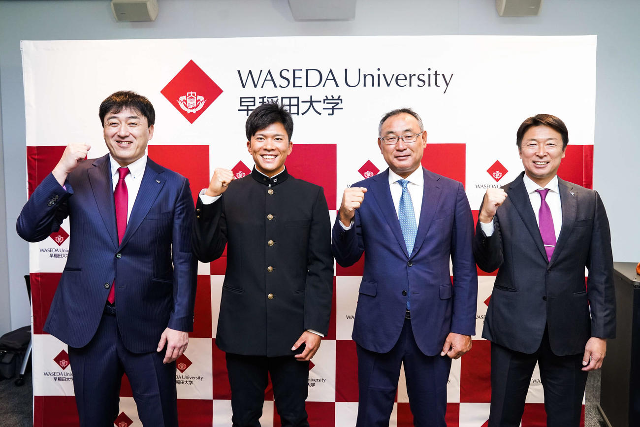 ガッツポーズをする、左から楽天石井GM、早大・早川、後関スカウト部長、沖原スカウト（球団提供）