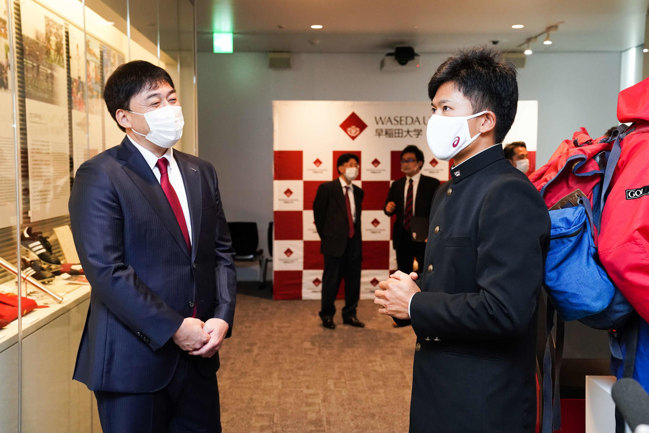 雑談をする楽天石井GM（左）と早大・早川（右）（球団提供）
