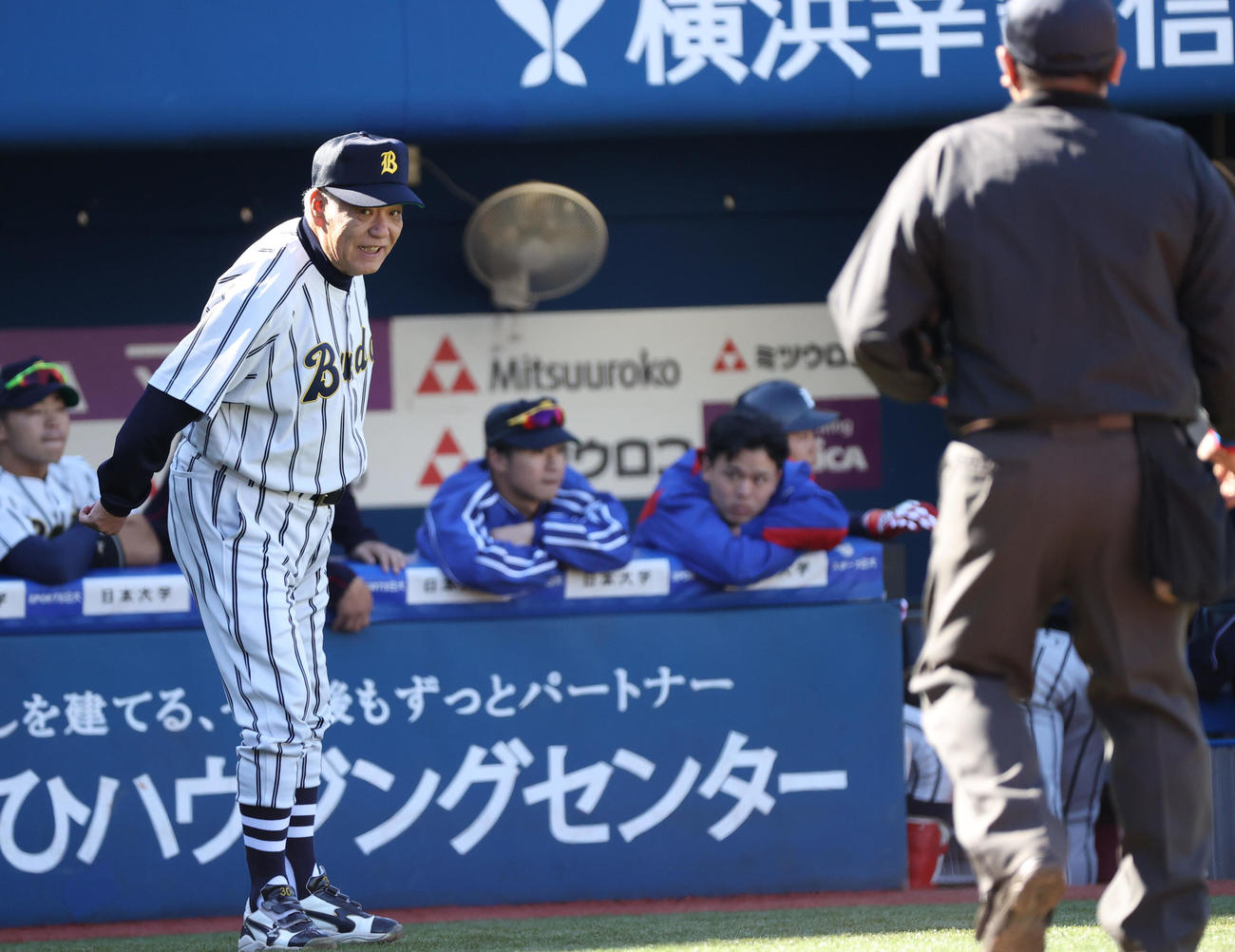 国際武道大対創価大　8回裏創価大1死一、二塁、投手交代を告げる国際武道大・岩井監督（撮影・垰建太）