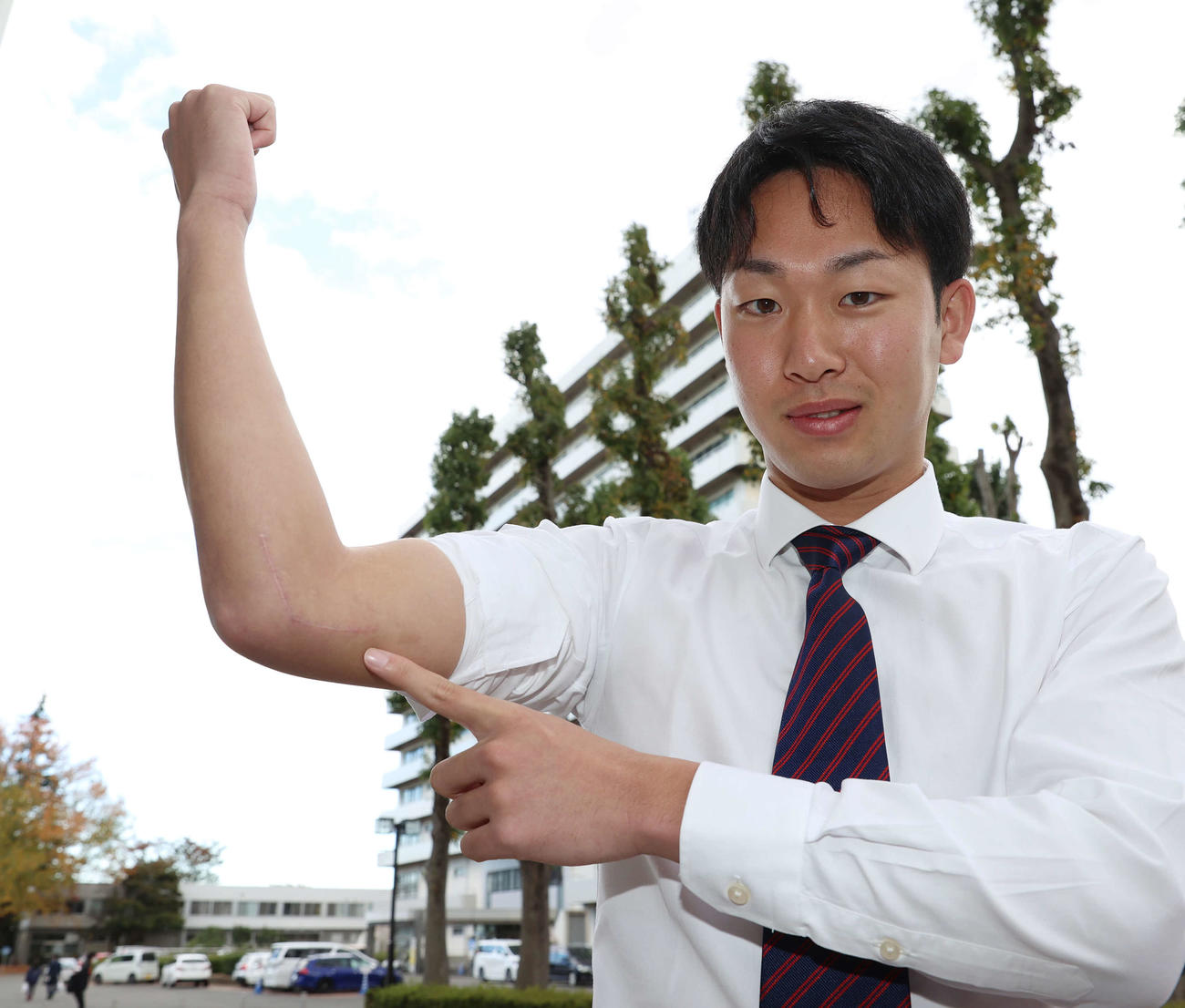 巨人ドラフト2位指名のあいさつを受けトミージョン手術のあとを見せる東海大・山崎（撮影・河野匠）