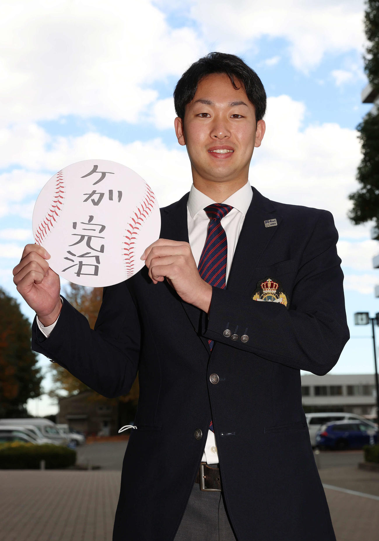 巨人ドラフト2位指名のあいさつを受けケガ完治と書かれた色紙を手にする東海大・山崎（撮影・河野匠）