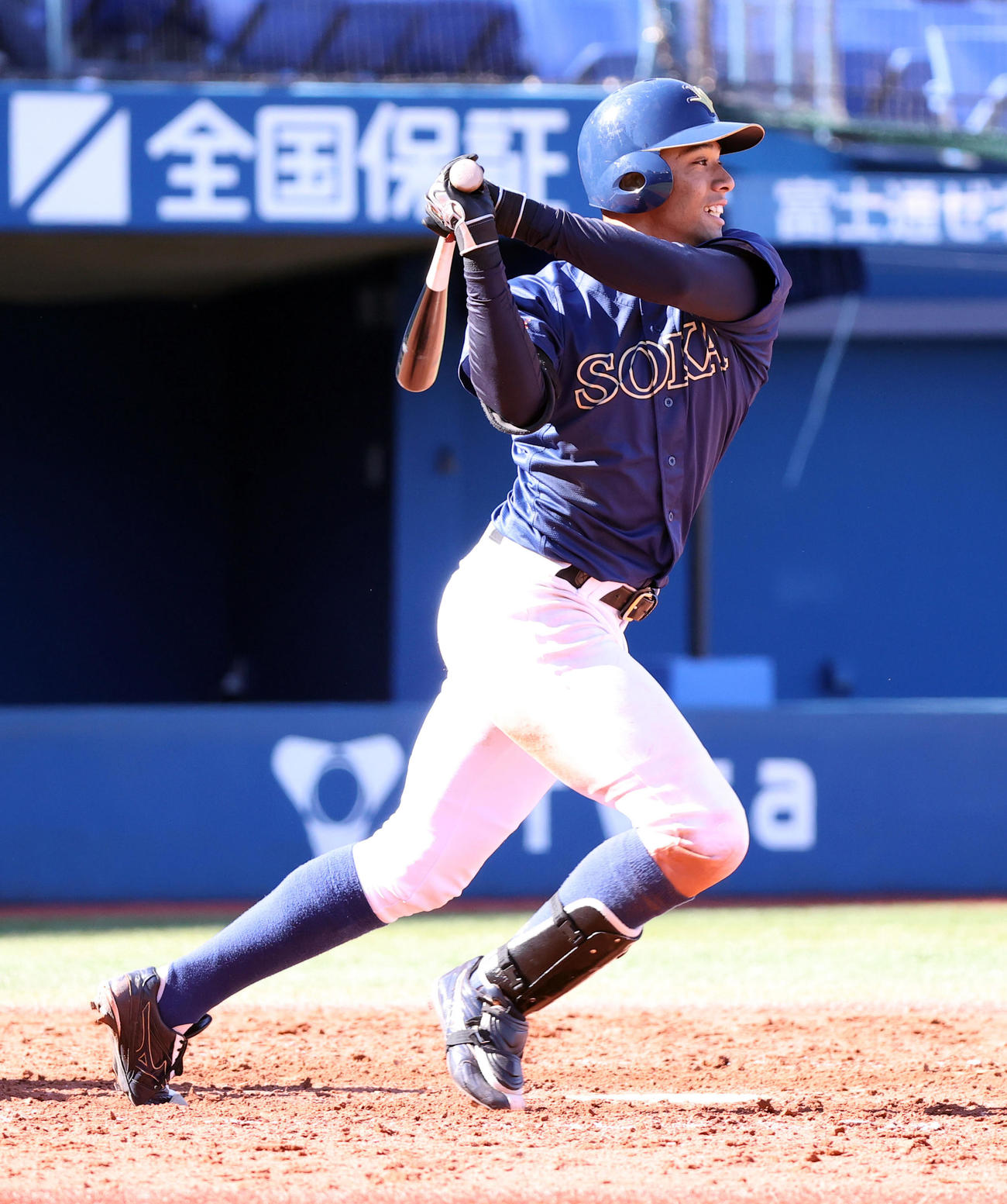 国際武道大対創価大　4回裏創価大2死二塁、適時打を放つ保科（撮影・垰建太）