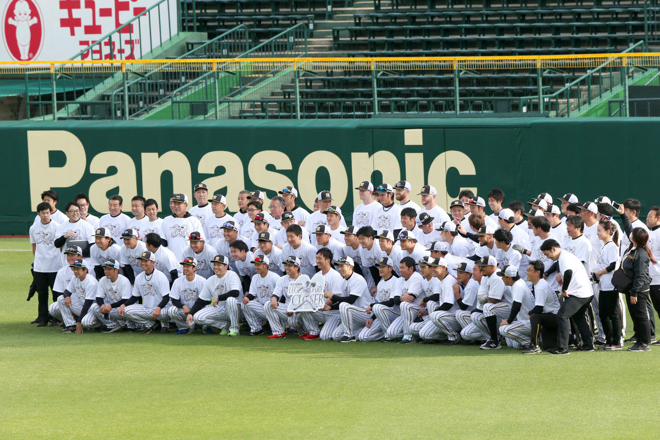 阪神対巨人　試合前の練習前、藤川はナインらと笑顔で記念撮影をする（撮影・上山淳一）