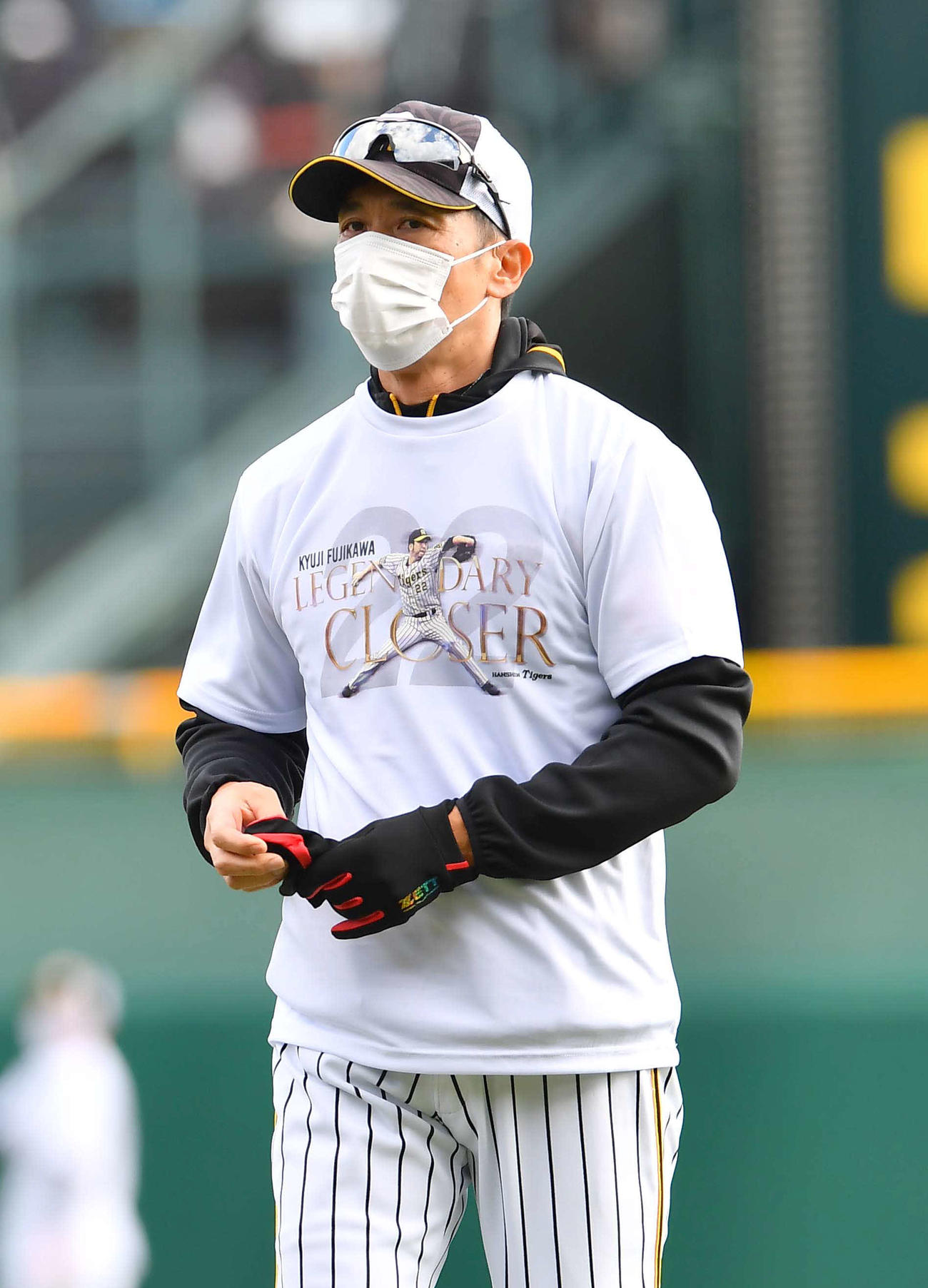 阪神対巨人　藤川球児のTシャツを着る矢野燿大監督（撮影・上田博志）