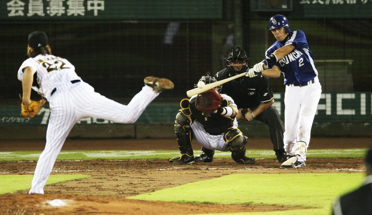 10年9月7日、阪神対中日19回戦　8回表1死、左前安打を放つ荒木雅博。投手は藤川球児