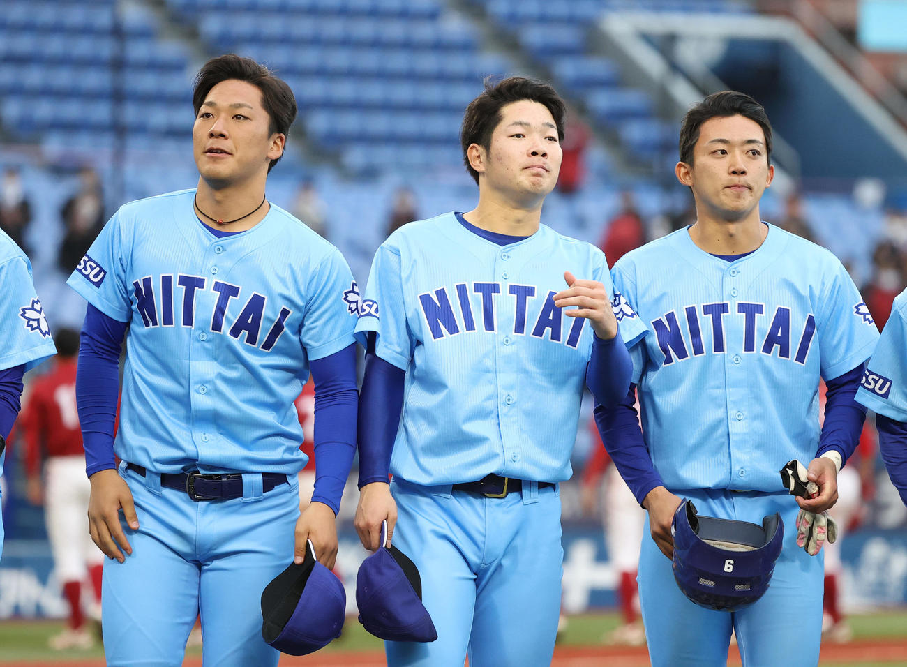 日体大対共栄大　共栄大に敗れ悔しげな表情でスタンドにあいさつする日体大・森（撮影・垰建太）