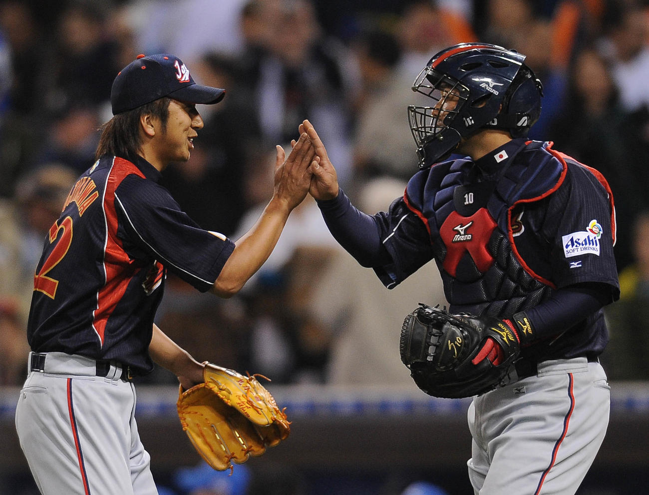 09年3月、韓国戦の最後を締めくくった藤川は、阿部（右）と笑顔でハイタッチ