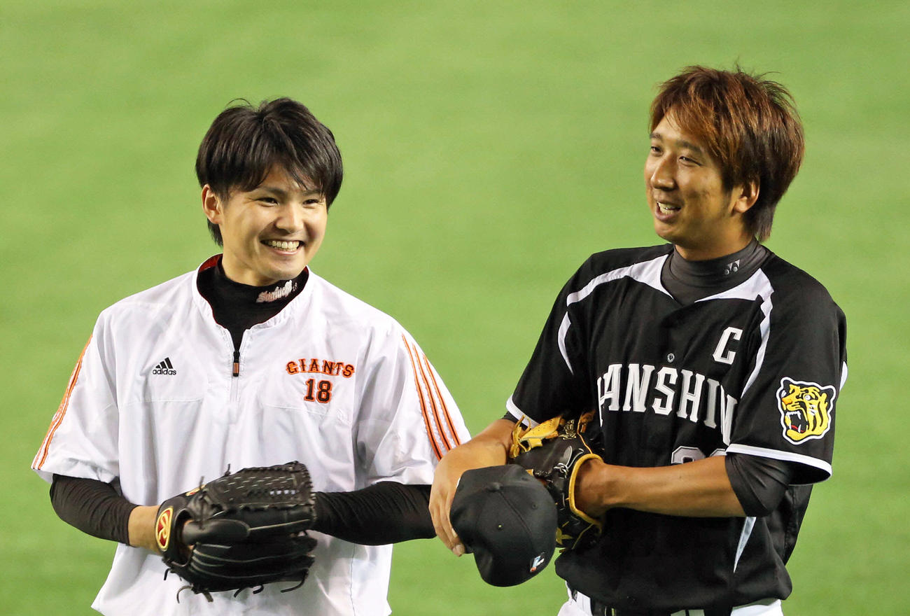 談笑する巨人杉内（左）と阪神藤川（2012年7月8日撮影）