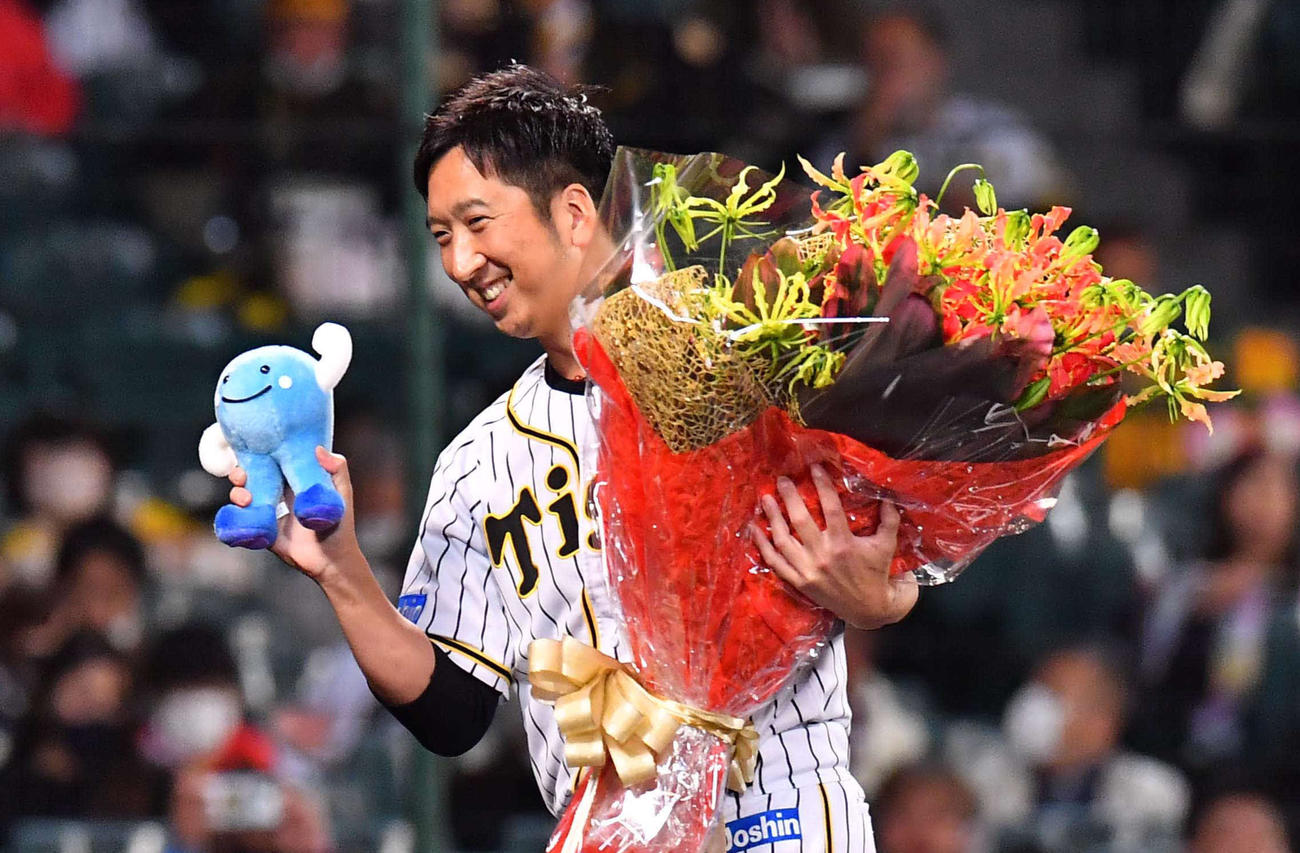 阪神対巨人　高知くろしお感動大賞の表彰を受ける藤川（撮影・上田博志）