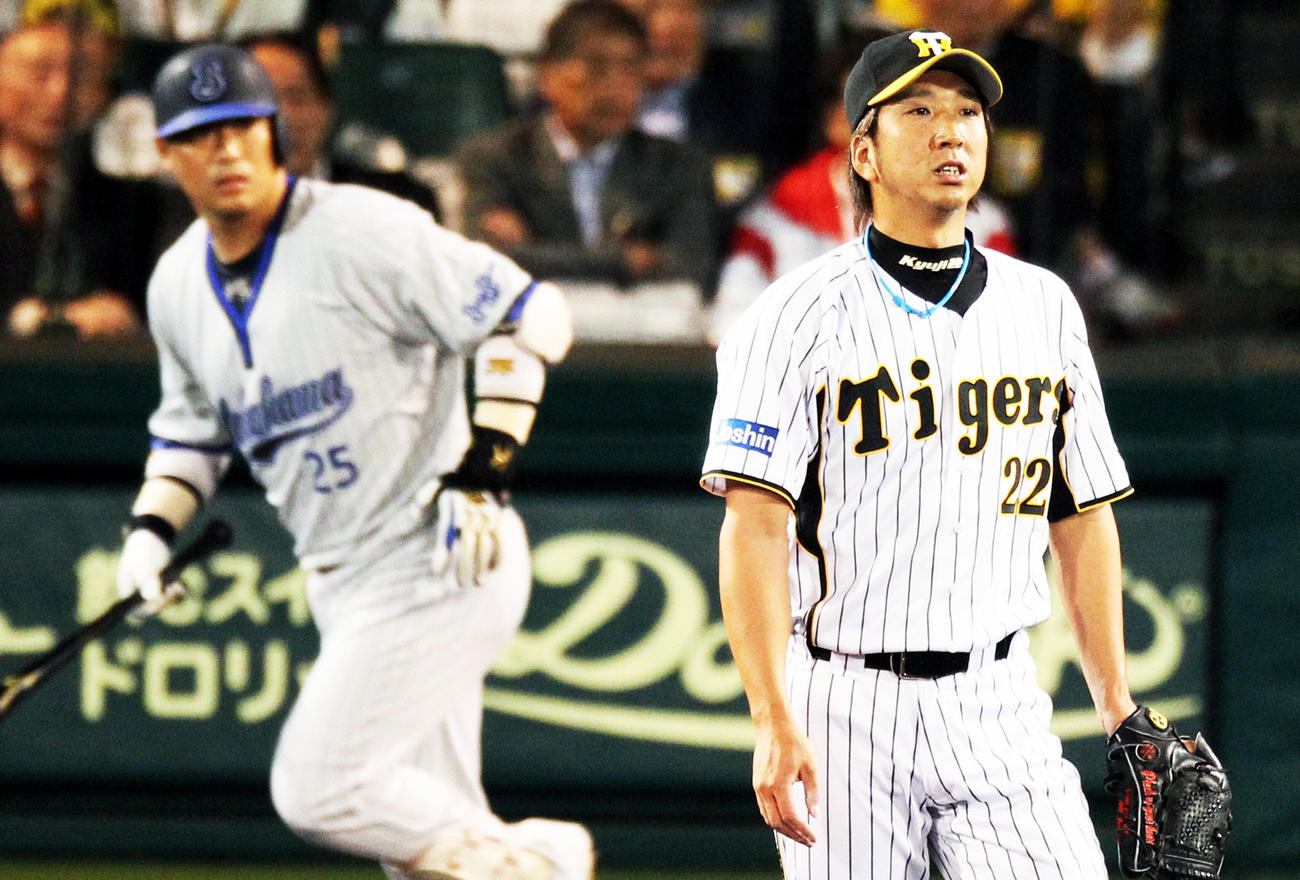 10年9月30日、阪神矢野の引退試合で横浜村田に逆転3点本塁打を浴び、ぼうぜんと遠くを見つめる藤川