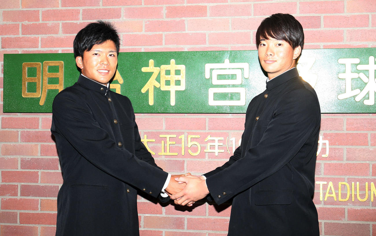 研修後、握手を交わす早大・早川（左）と慶大・木沢（撮影・狩俣裕三）