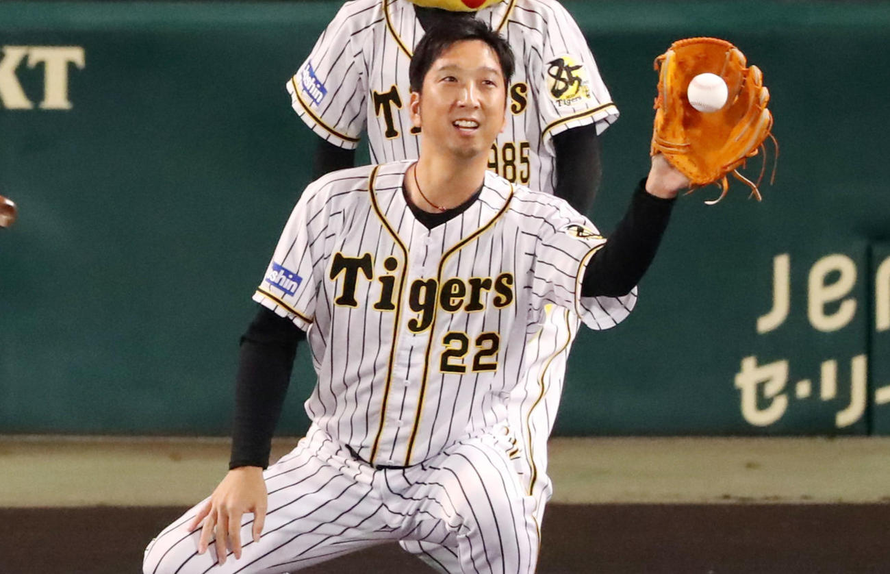 阪神対巨人　始球式で長男からのボールを受ける藤川（撮影・加藤哉）