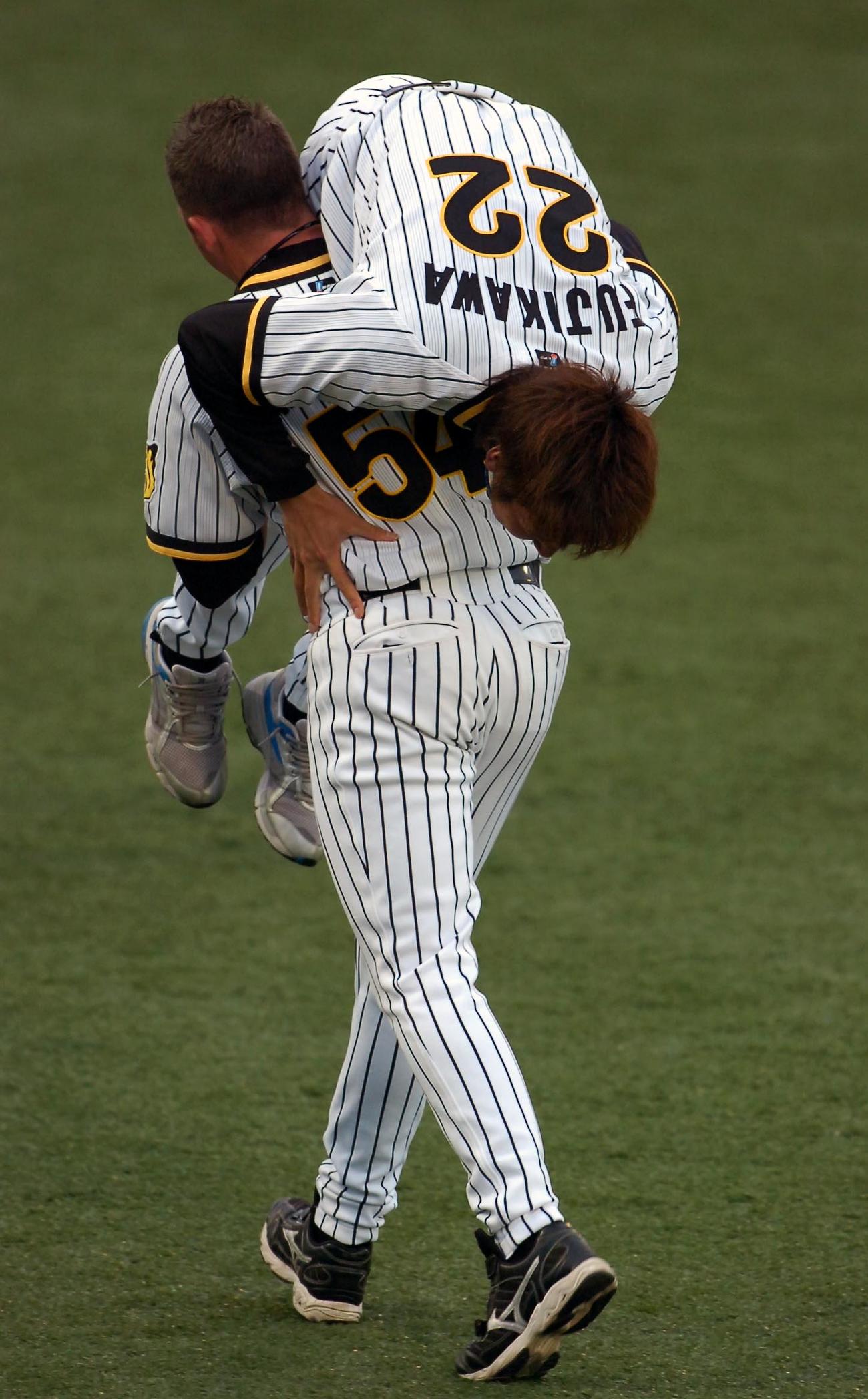 06年6月、交流戦の試合前に藤川を担いでランニングするウィリアムス