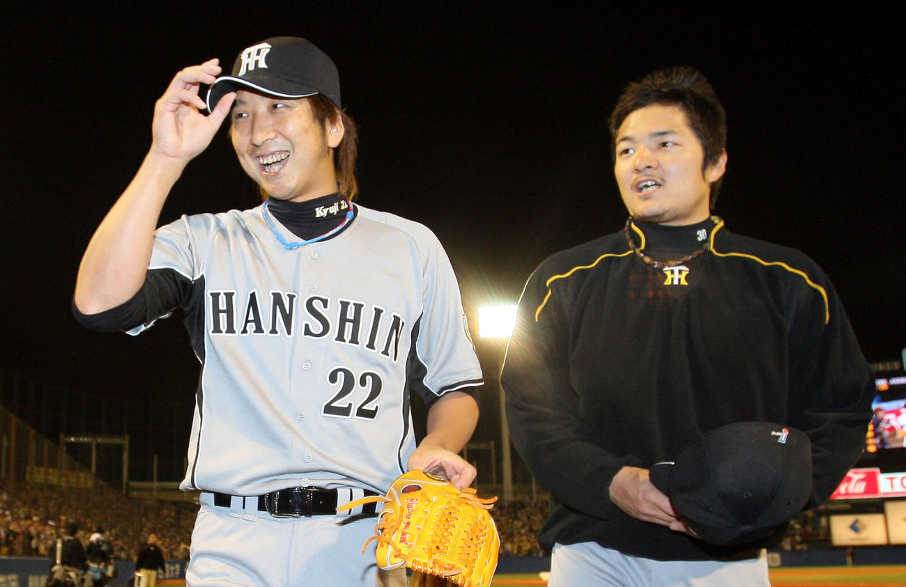 10年4月、試合後久保田（右）と並んでインタビューを受け笑顔を見せる藤川