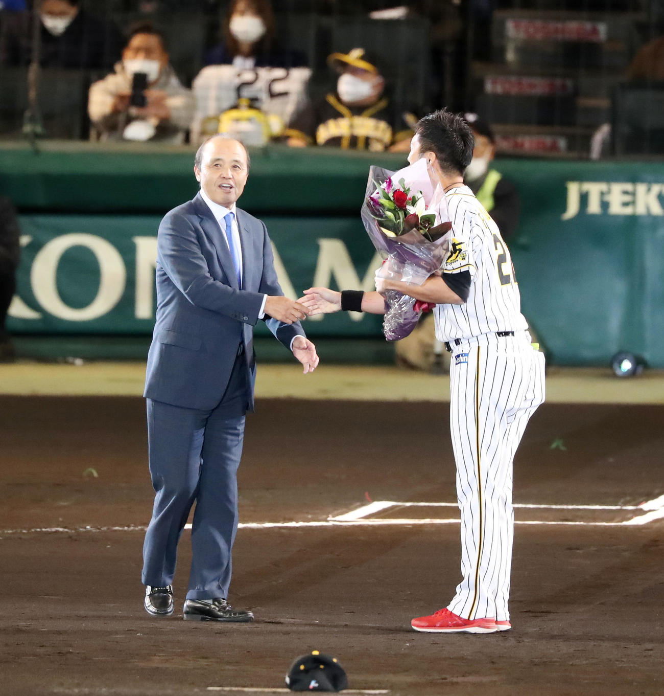 阪神対巨人　引退セレモニーで藤川球児（右）に花束を手渡す岡田彰布氏（撮影・加藤哉）