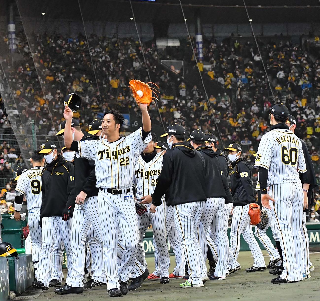 阪神対巨人　9回の登板を無失点に抑えファンの拍手に笑顔で応える藤川（撮影・上田博志）