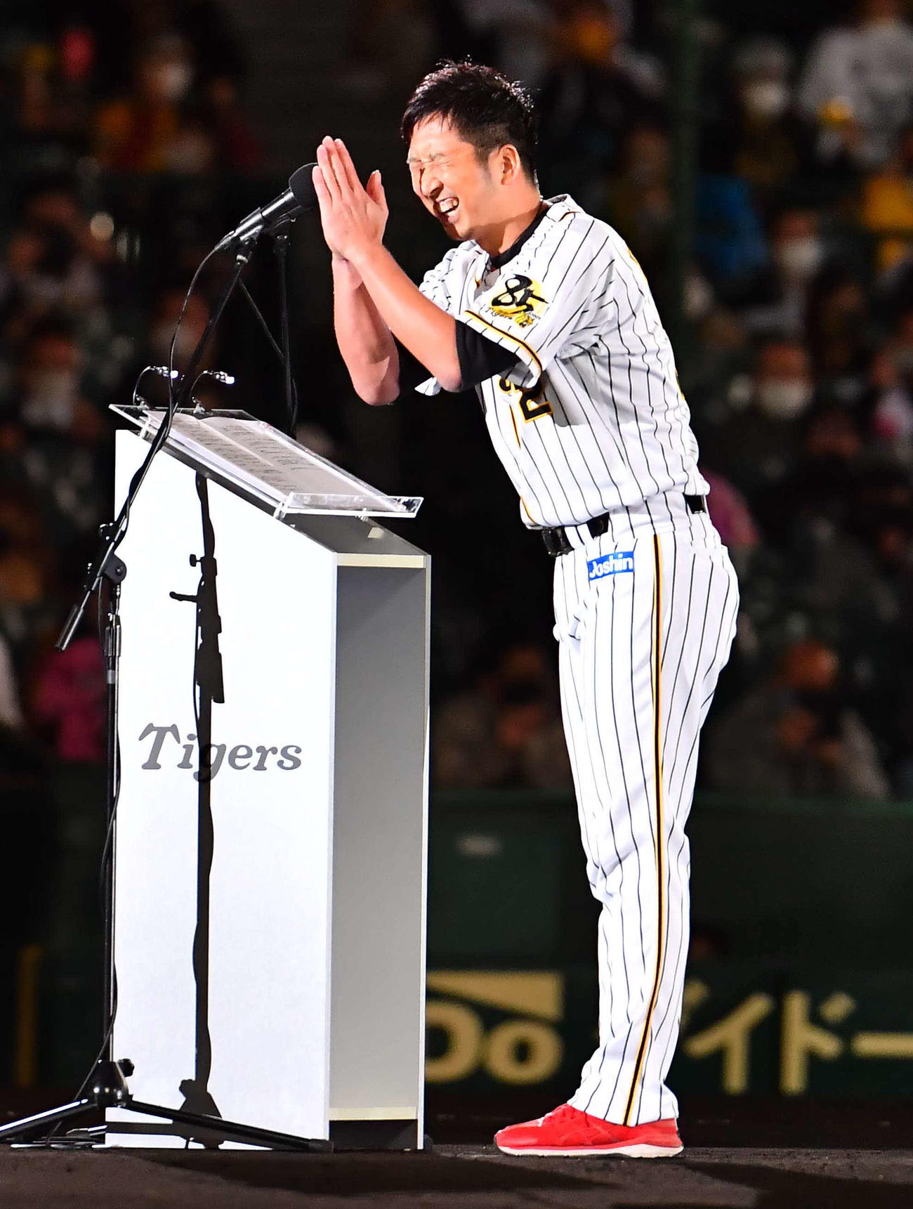 スピーチの大事なところでかんでしまいファンにあやまる藤川（撮影・上田博志）