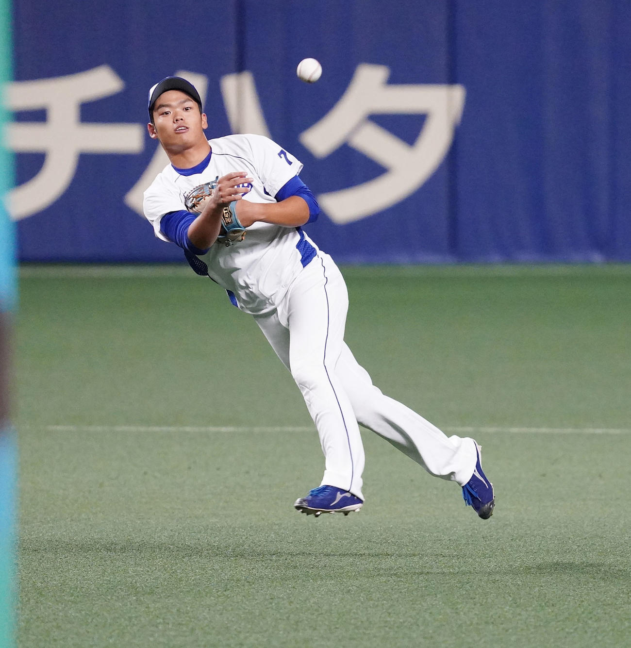 内野ノックを受ける根尾（撮影・森本幸一）
