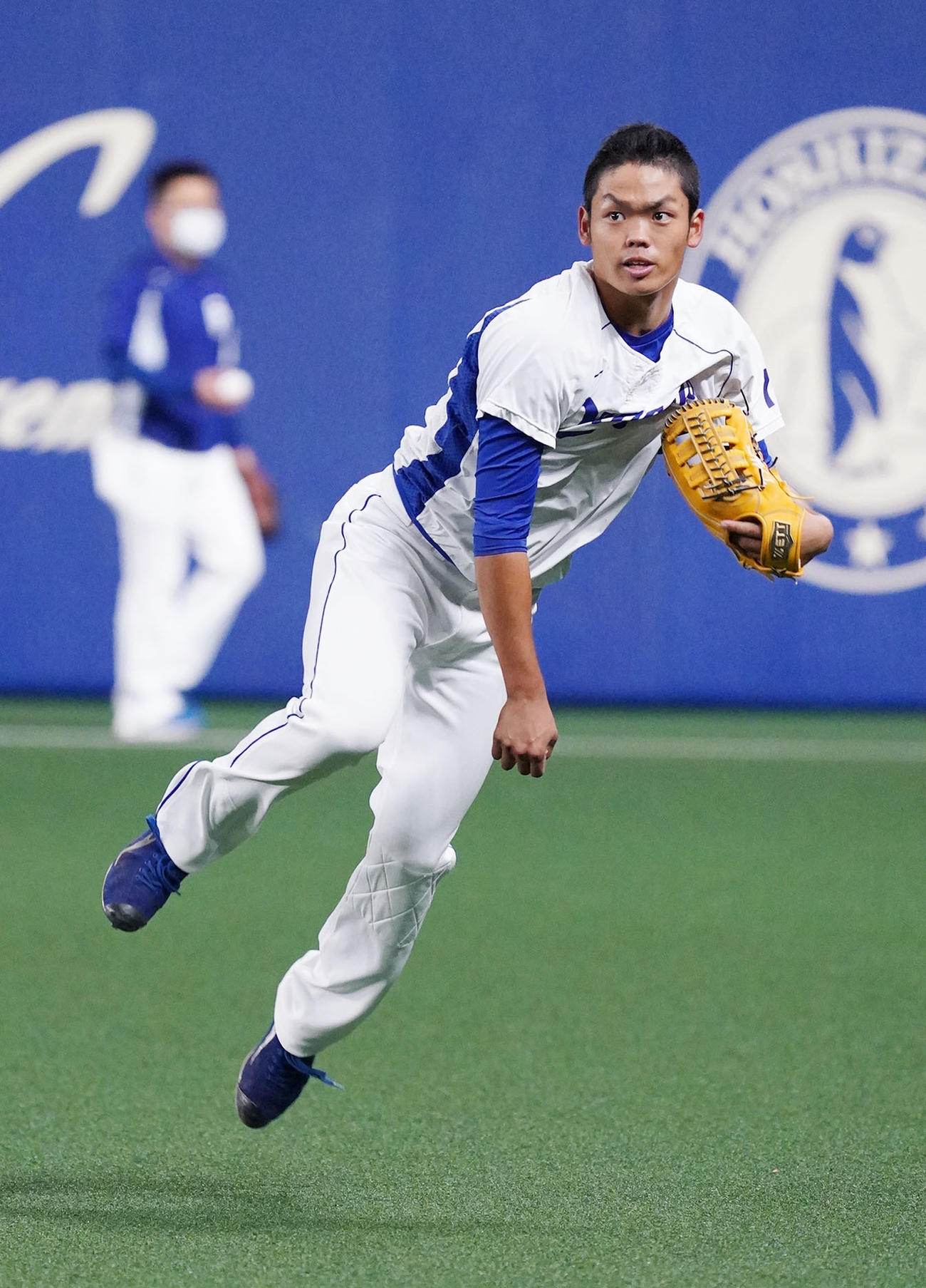 外野ノックを受ける根尾（撮影・森本幸一）