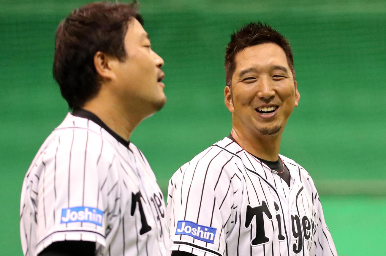 16年6月、安藤（左）と談笑する藤川