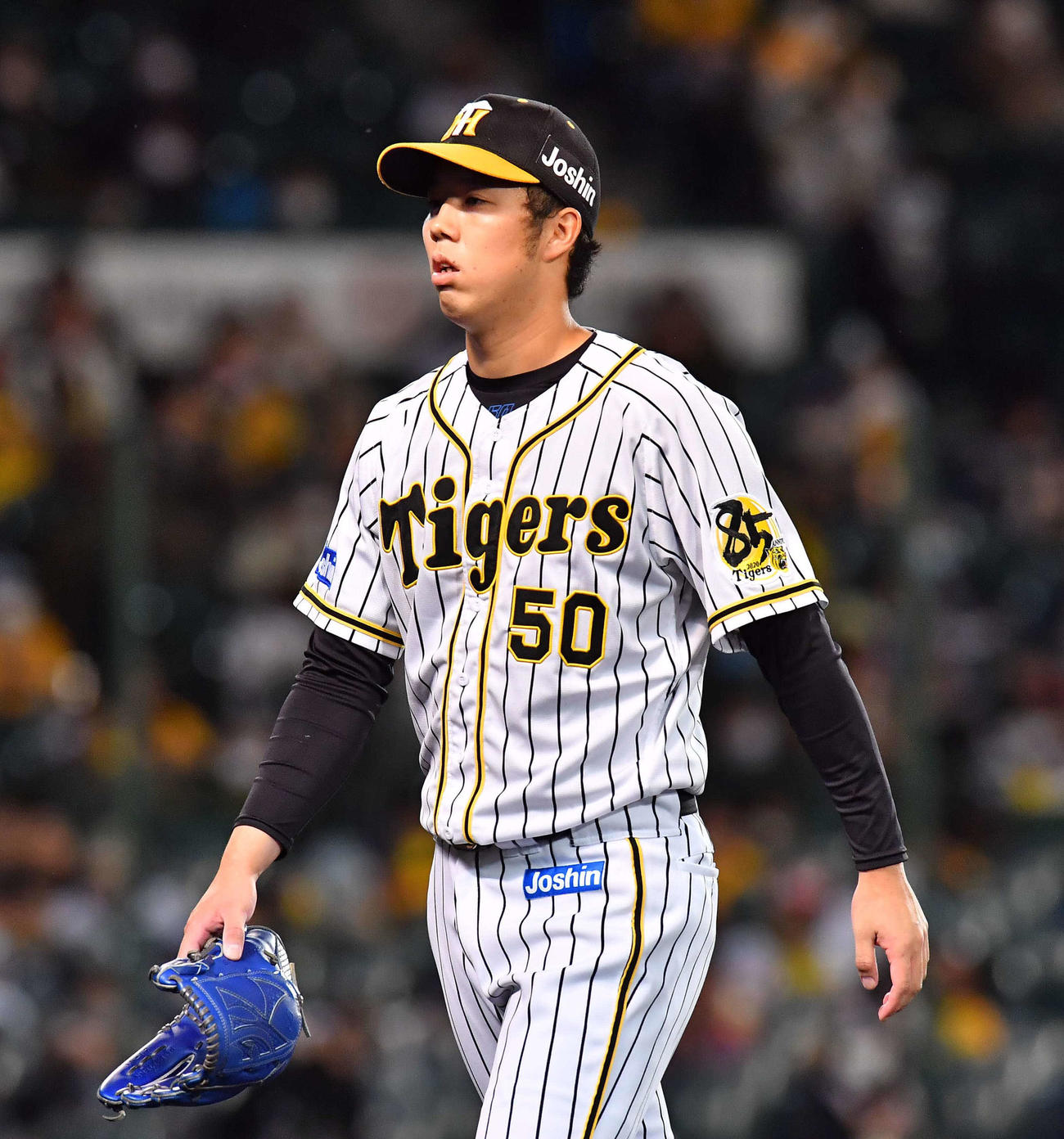 阪神対巨人　初回に3失点した青柳晃洋は不満げな表情でベンチに引き揚げる（撮影・上田博志）