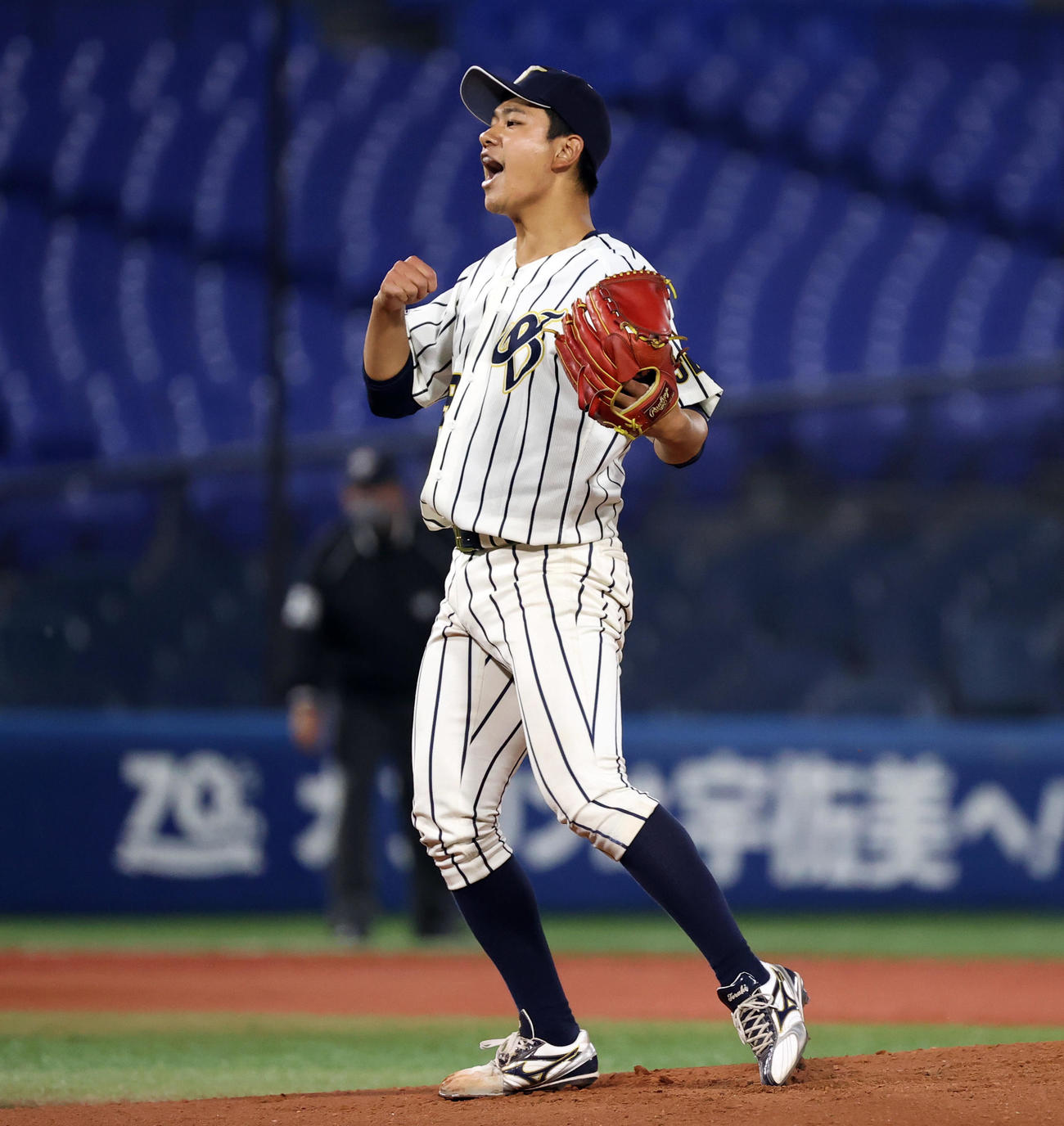 武蔵大対上武大　雄たけびを上げながら力投する上武大先発の吉野（撮影・垰建太）