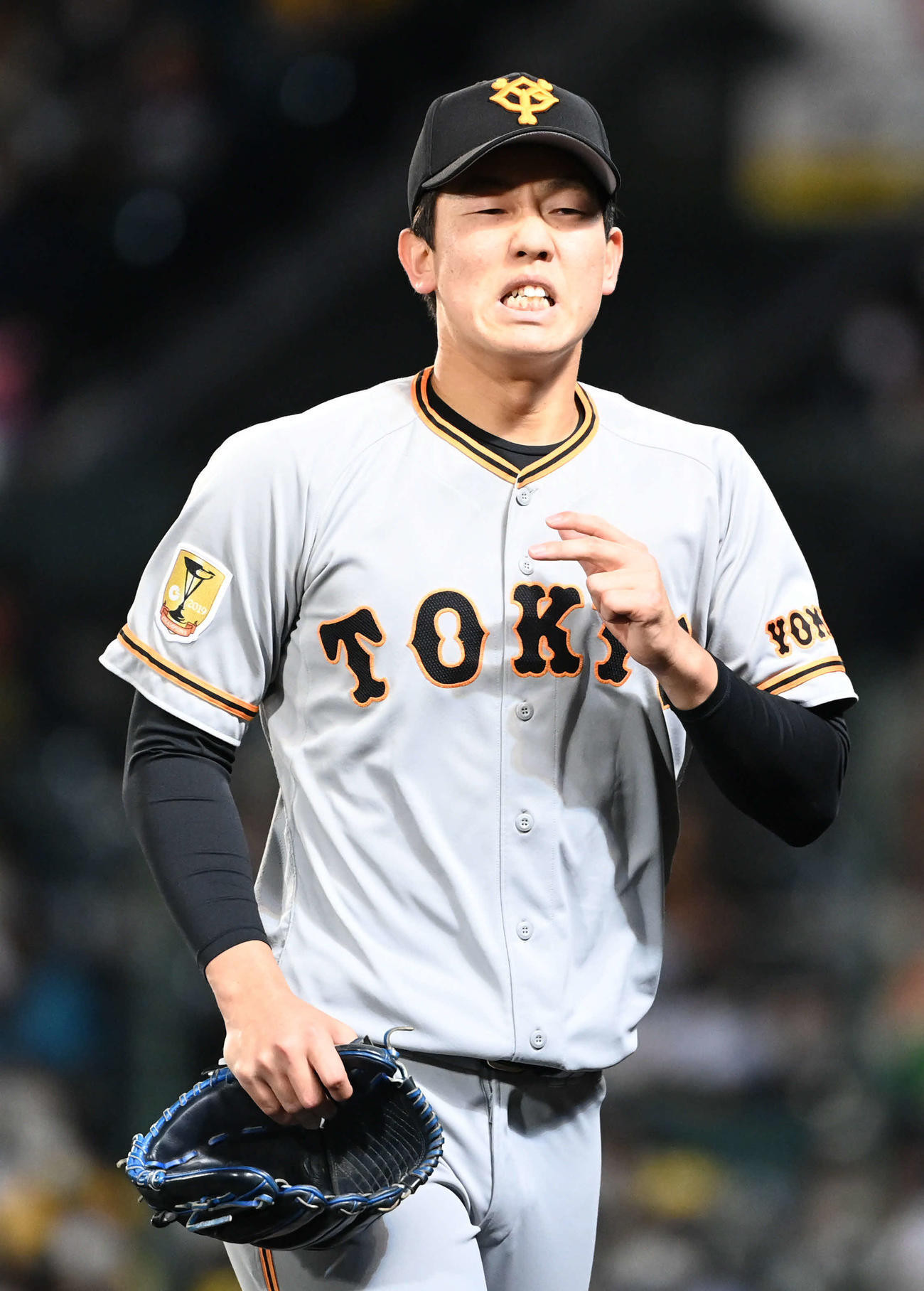 阪神対巨人　表情を引き締めてベンチに戻る巨人畠（撮影・山崎安昭）