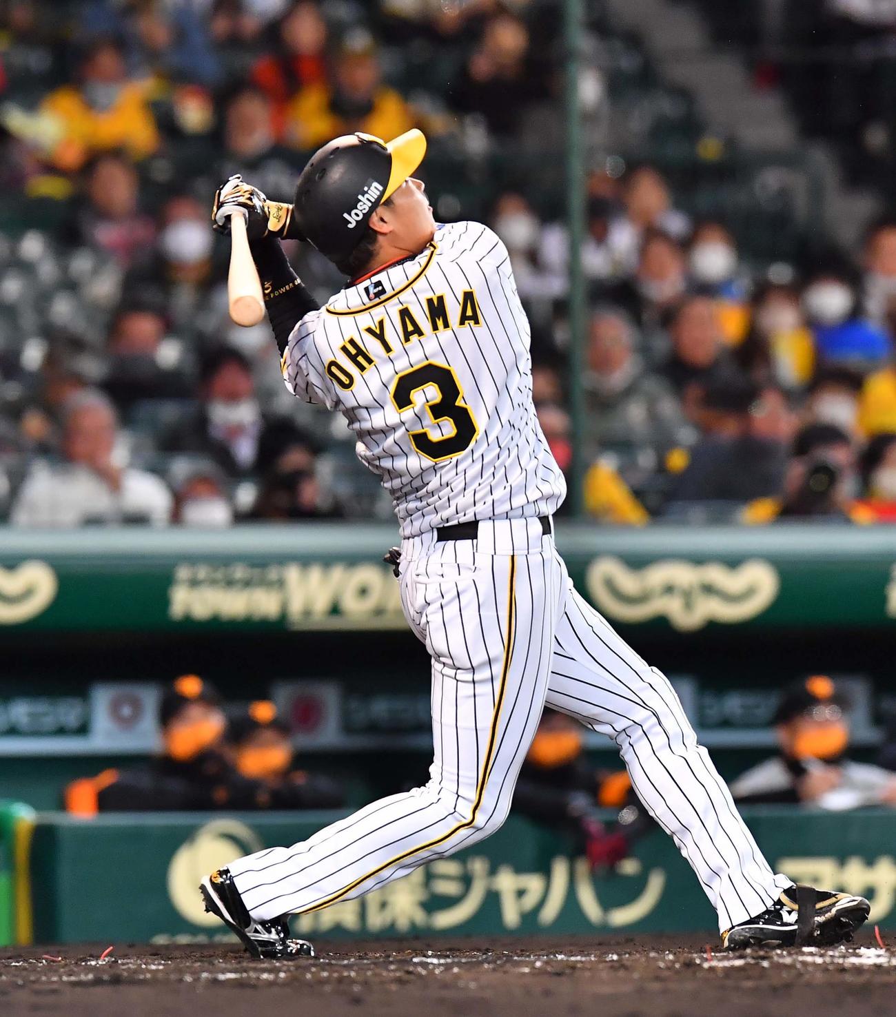 阪神対巨人　1回裏阪神無死、遊飛を打ち上げる大山悠輔（撮影・上田博志）