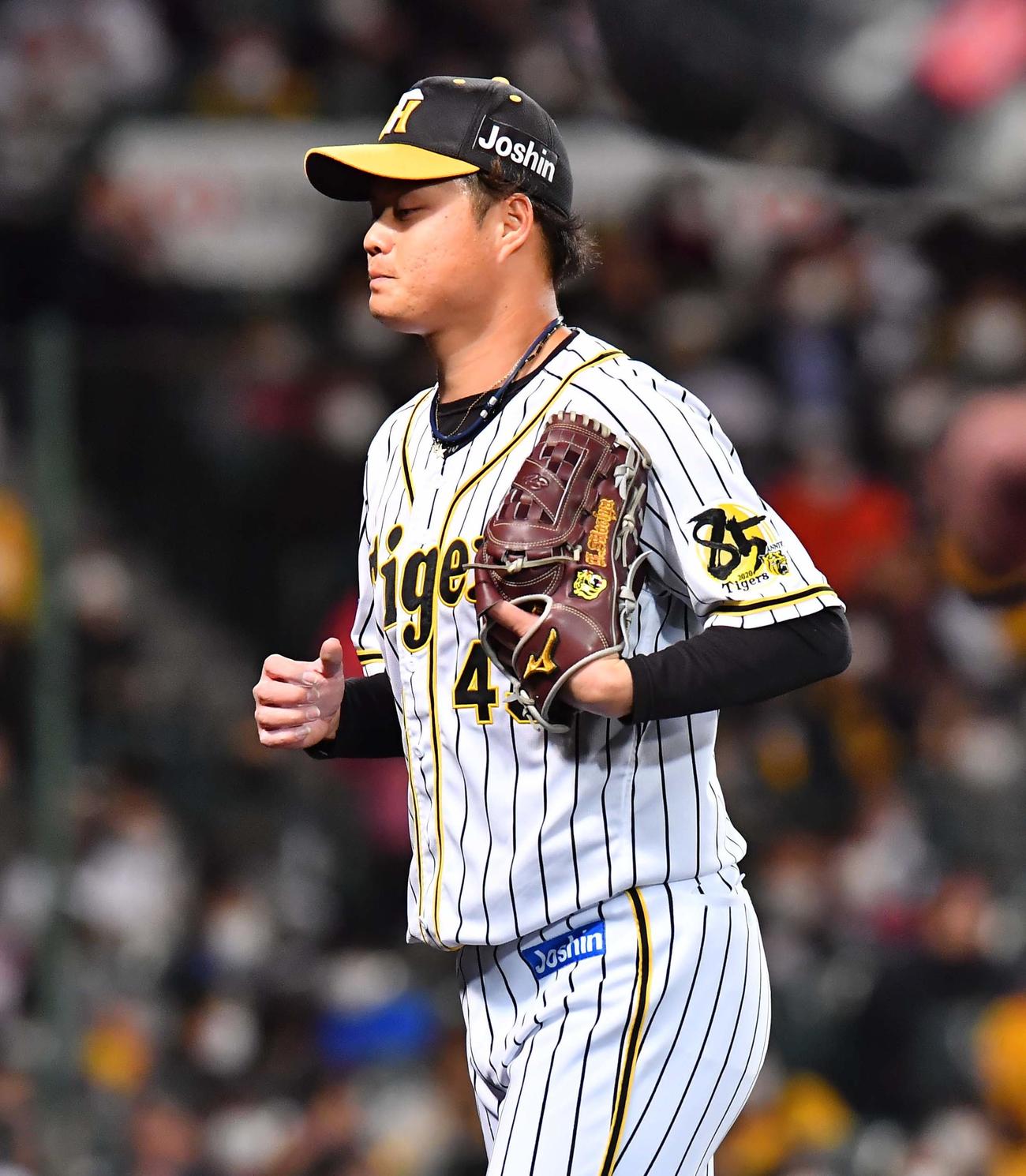 押し出しで1失点した守屋功輝は悔しそうにベンチに引き揚げる（撮影・上田博志）