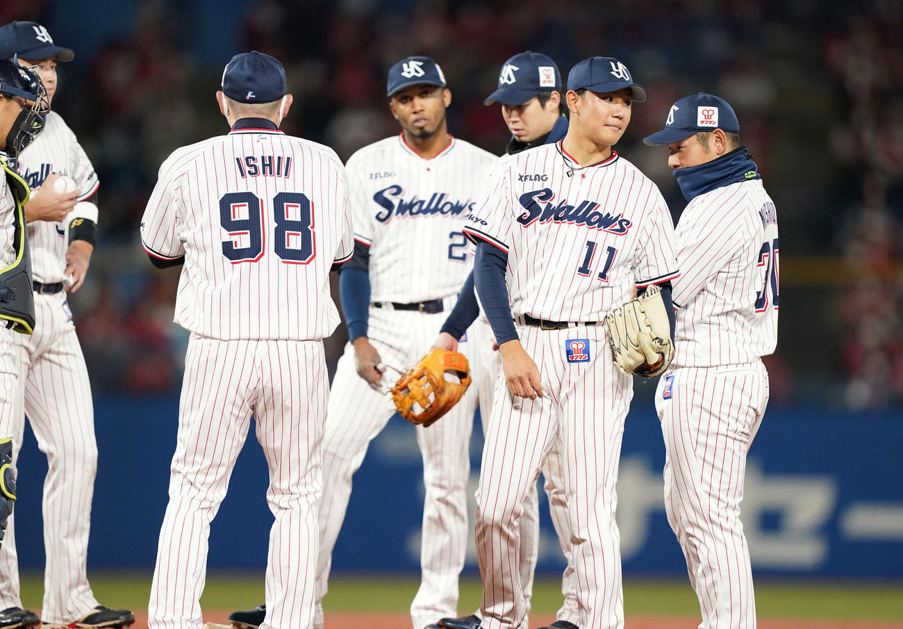 ヤクルト対広島　3回表広島無死一塁、堂林に中前打を浴びた後、降板する奥川（右から2人目）（撮影・鈴木みどり）