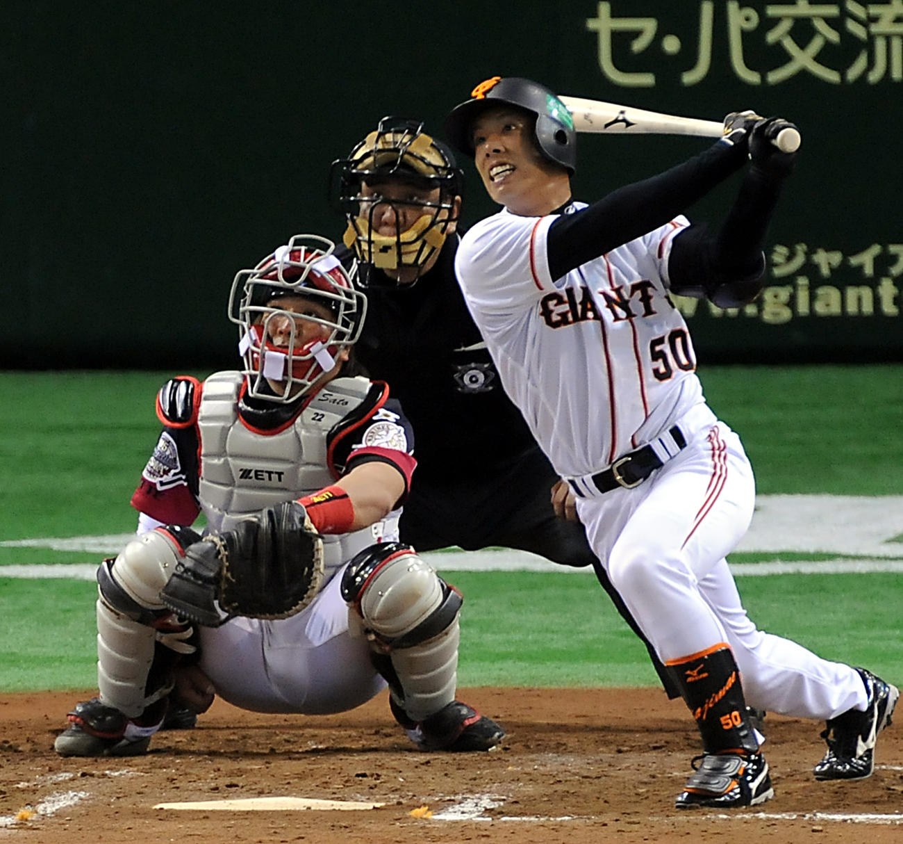 08年6月6日、ロッテ戦でサヨナラ本塁打を放つ巨人加治前