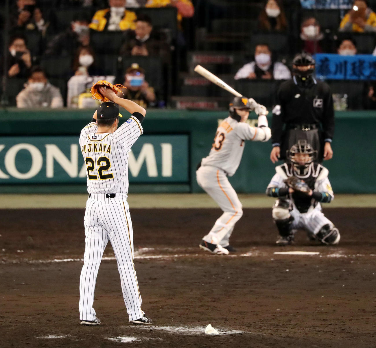 阪神対巨人　9回表巨人2死、藤川は振りかぶって重信へ初球を投げる（撮影・加藤哉）