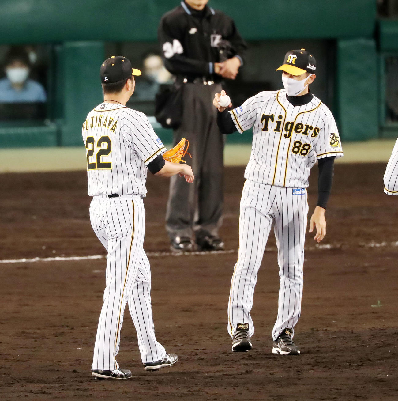 阪神対巨人　9回表巨人無死、マウンドに登板した藤川球児へボールを手渡す矢野燿大監督（撮影・加藤哉）