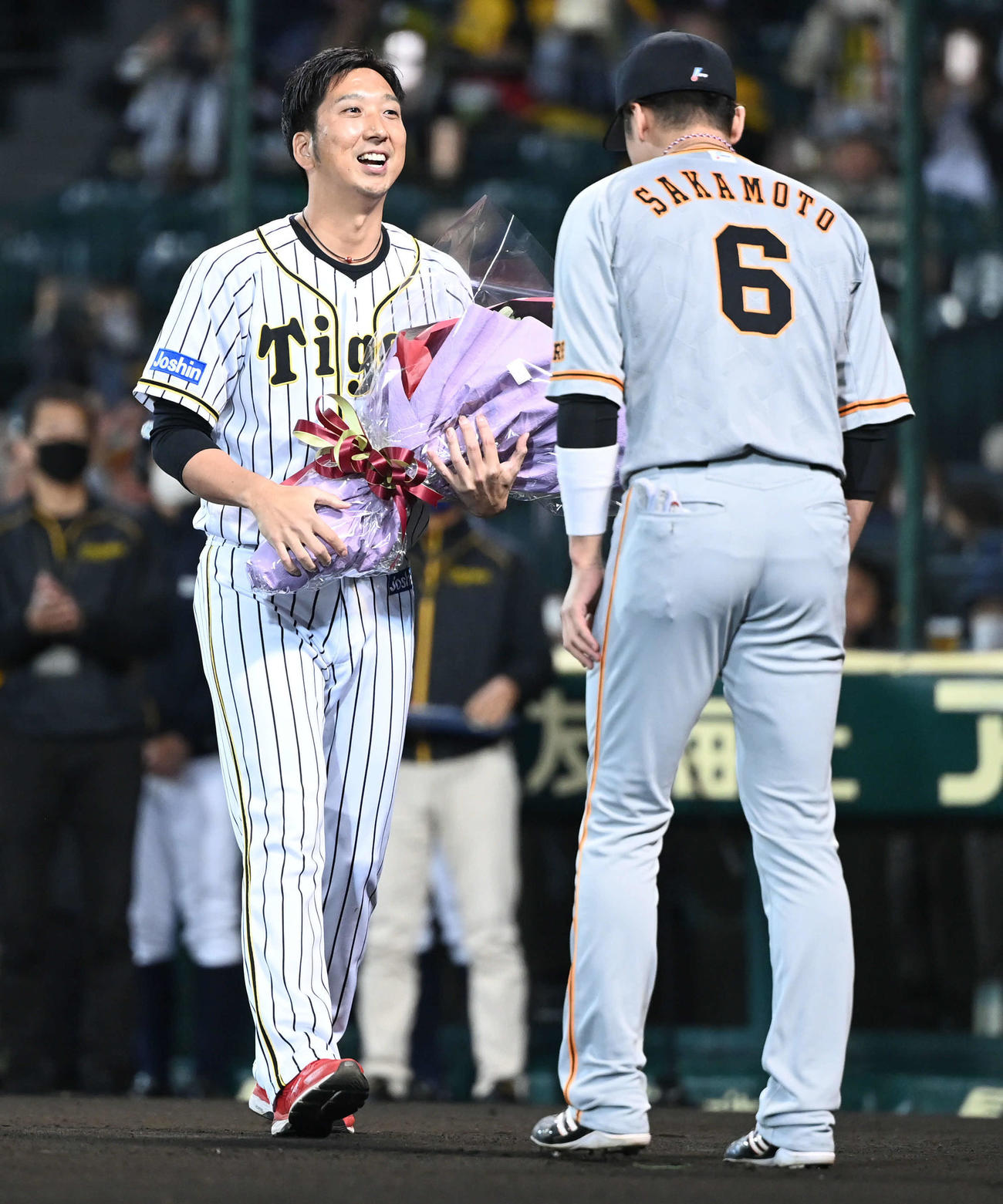 阪神対巨人　試合前、阪神藤川（左）は巨人坂本から花束を受け取る（撮影・山崎安昭）
