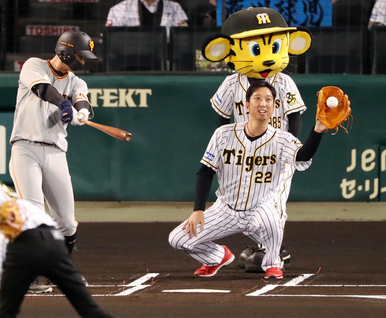 阪神対巨人　始球式で長男からのボールを受ける藤川球児、左は吉川尚（撮影・加藤哉）