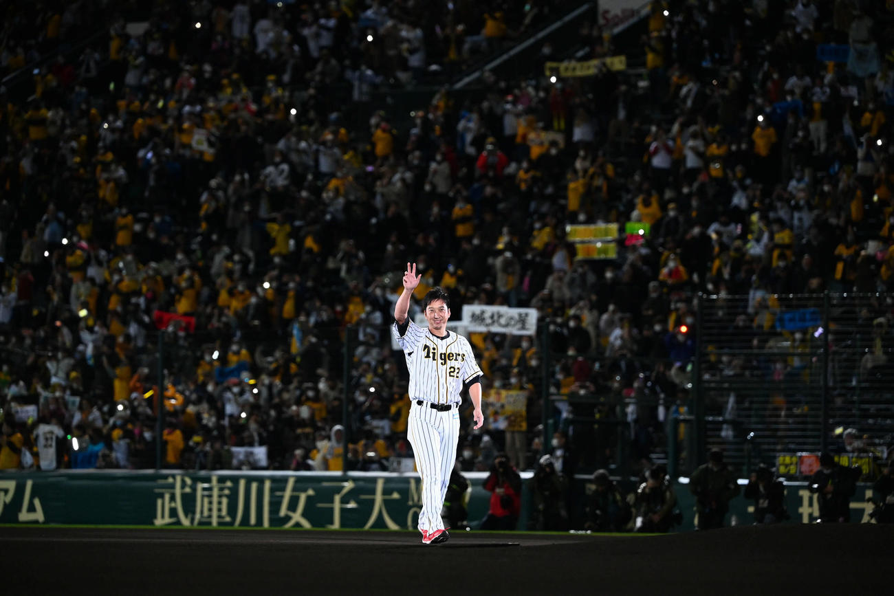 引退セレモニーに笑顔で登場した阪神藤川（撮影・山崎安昭）