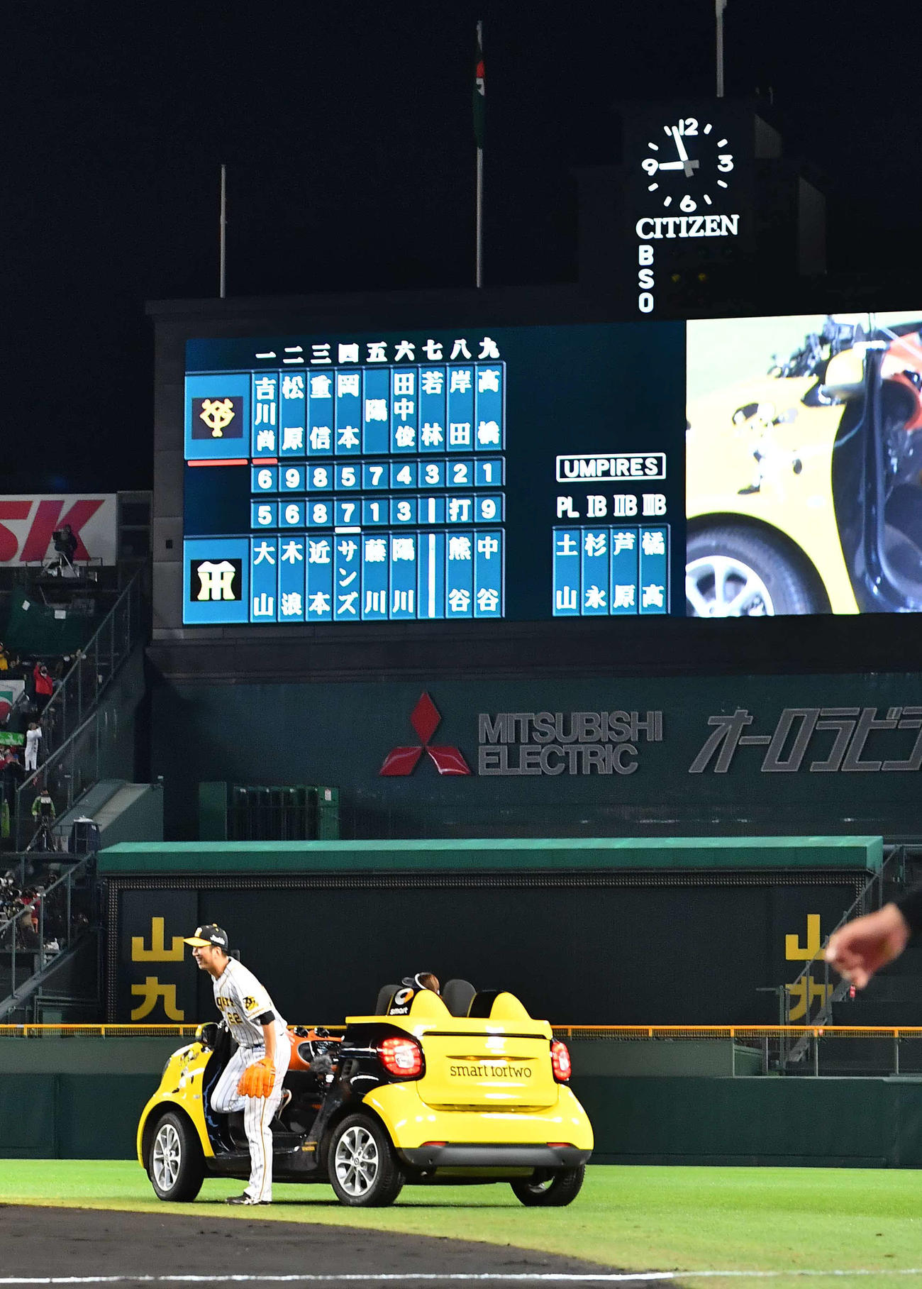 阪神対巨人　引退試合でファンの歓声を浴びながら登場する藤川球児（撮影・上田博志）＝2020年11月10日、甲子園球場