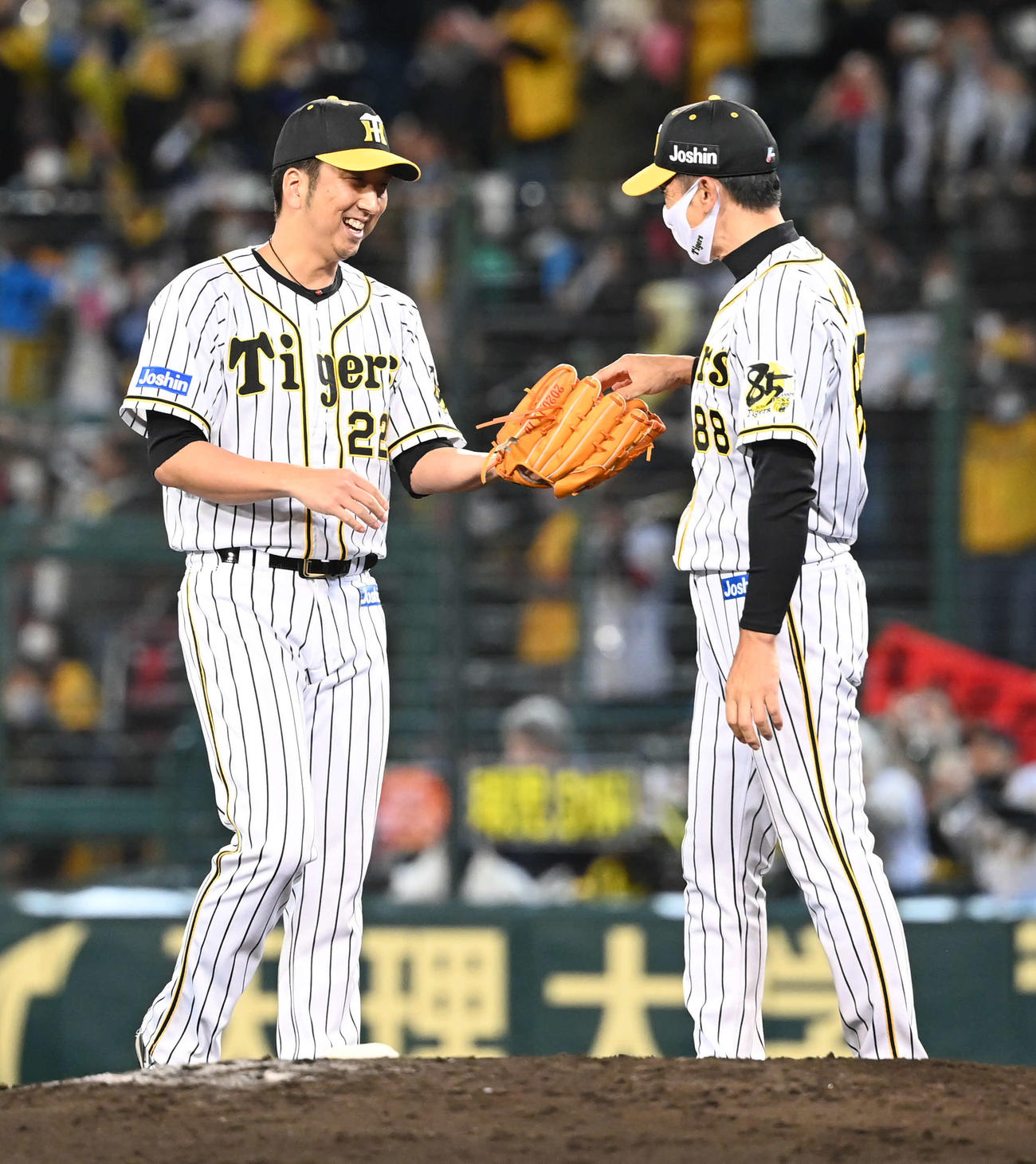 阪神対巨人　9回のマウンドで阪神藤川（左）は矢野監督からボールを受け取る（撮影・山崎安昭）