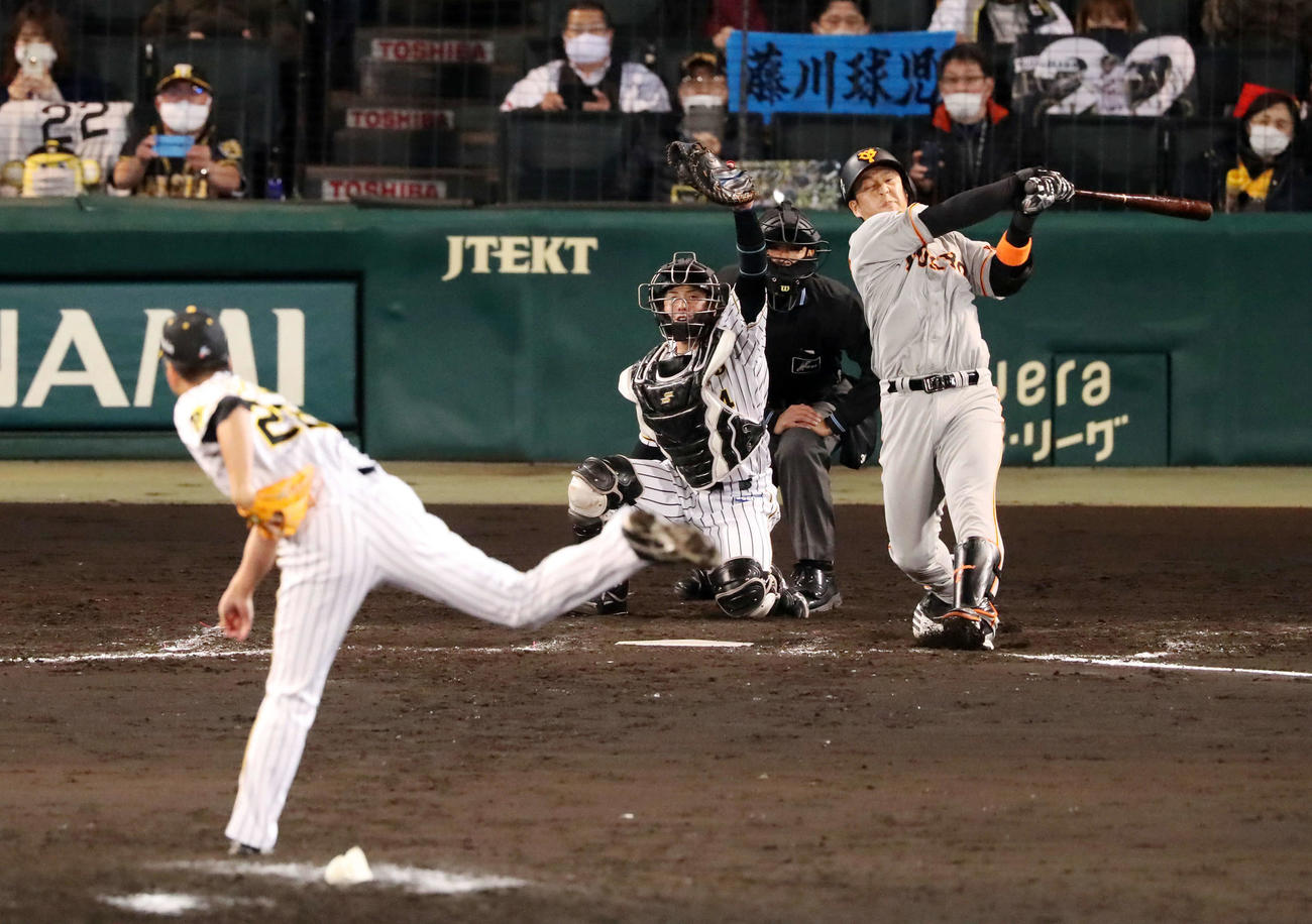 阪神対巨人　9回表巨人1死、代打中島は空振り三振。投手藤川（撮影・加藤哉）